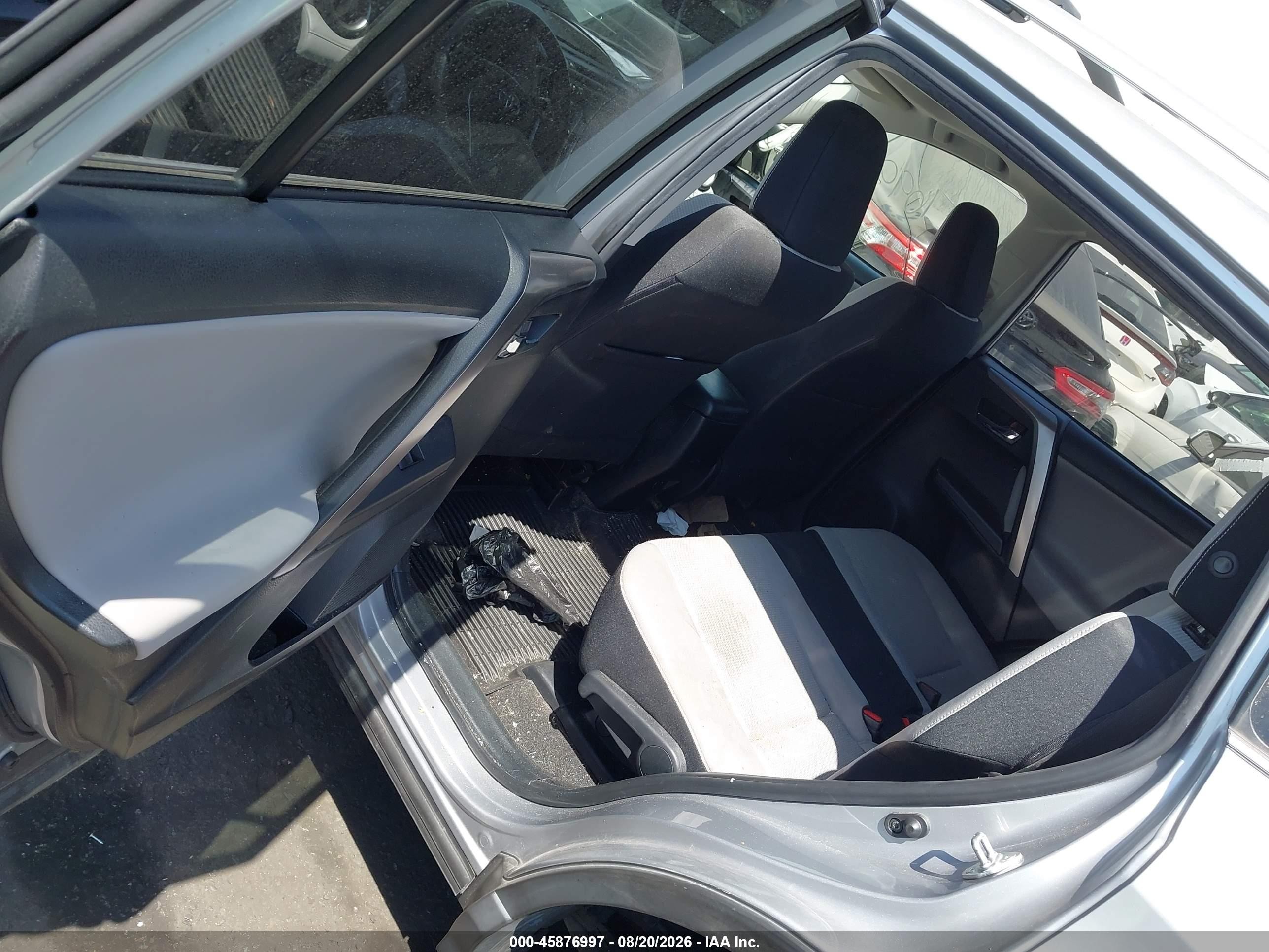 2018 Toyota Rav4 Xle Серебряный vin: JTMWFREV8JD120642