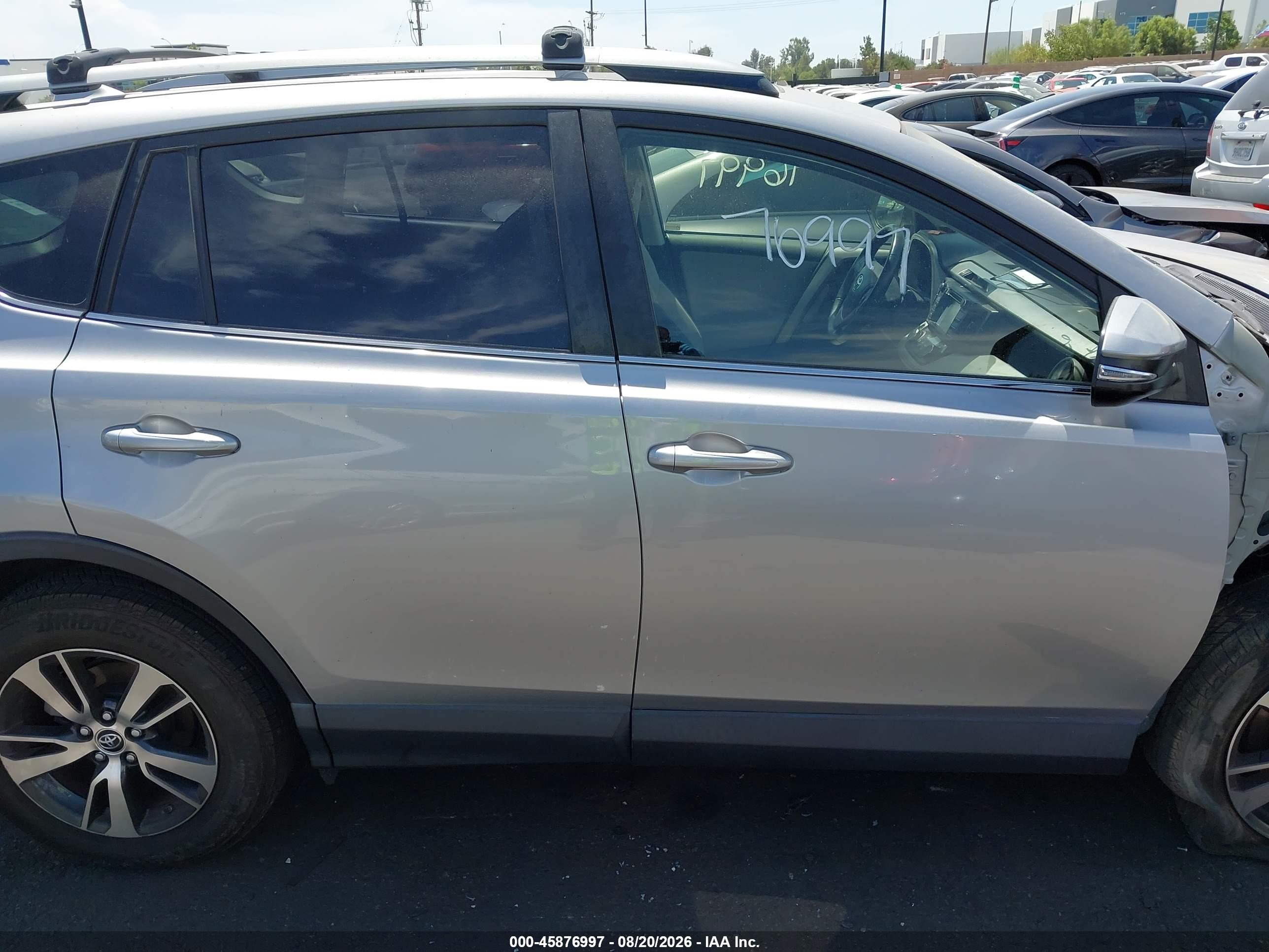 2018 Toyota Rav4 Xle Серебряный vin: JTMWFREV8JD120642