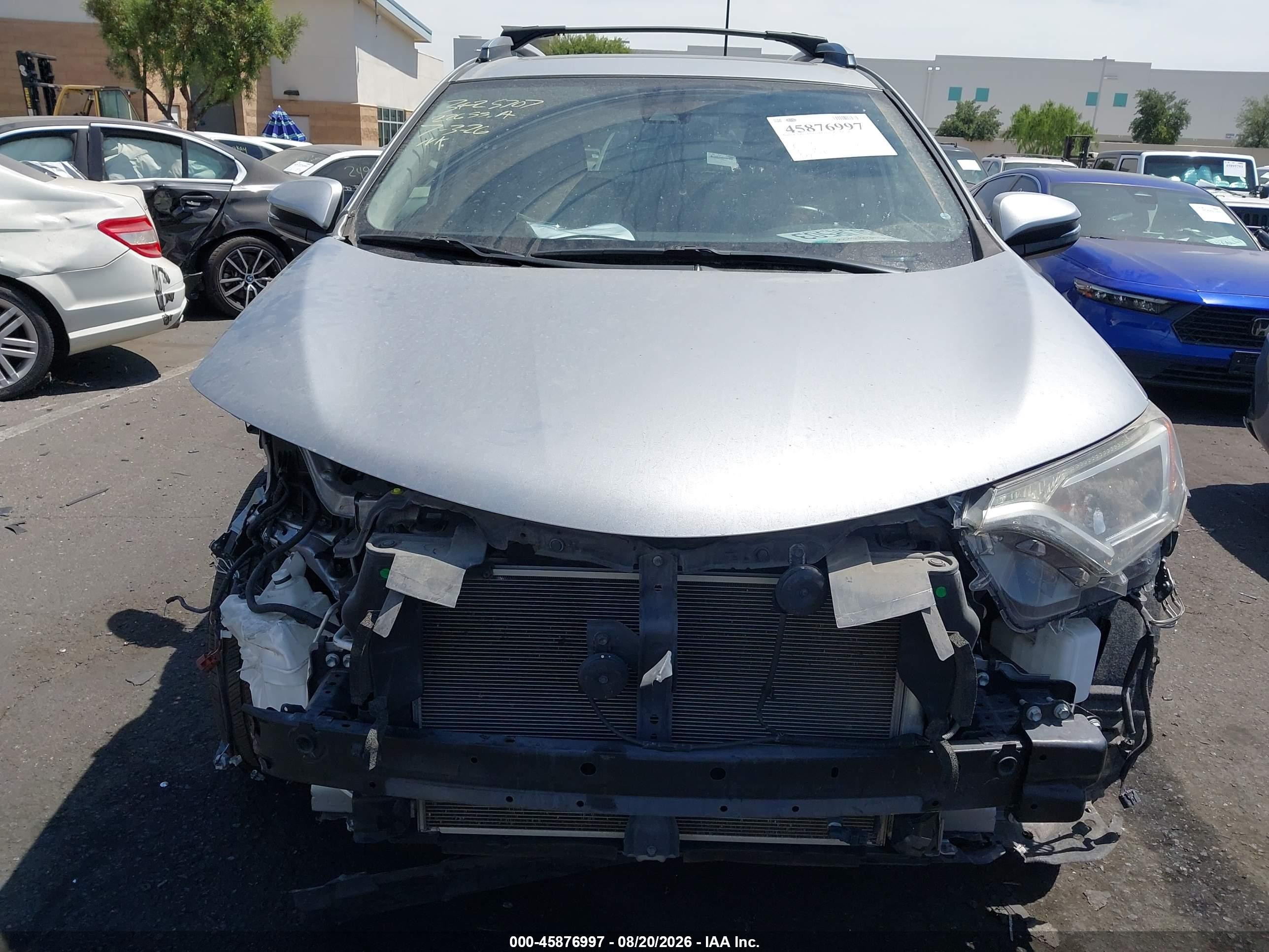 2018 Toyota Rav4 Xle Серебряный vin: JTMWFREV8JD120642