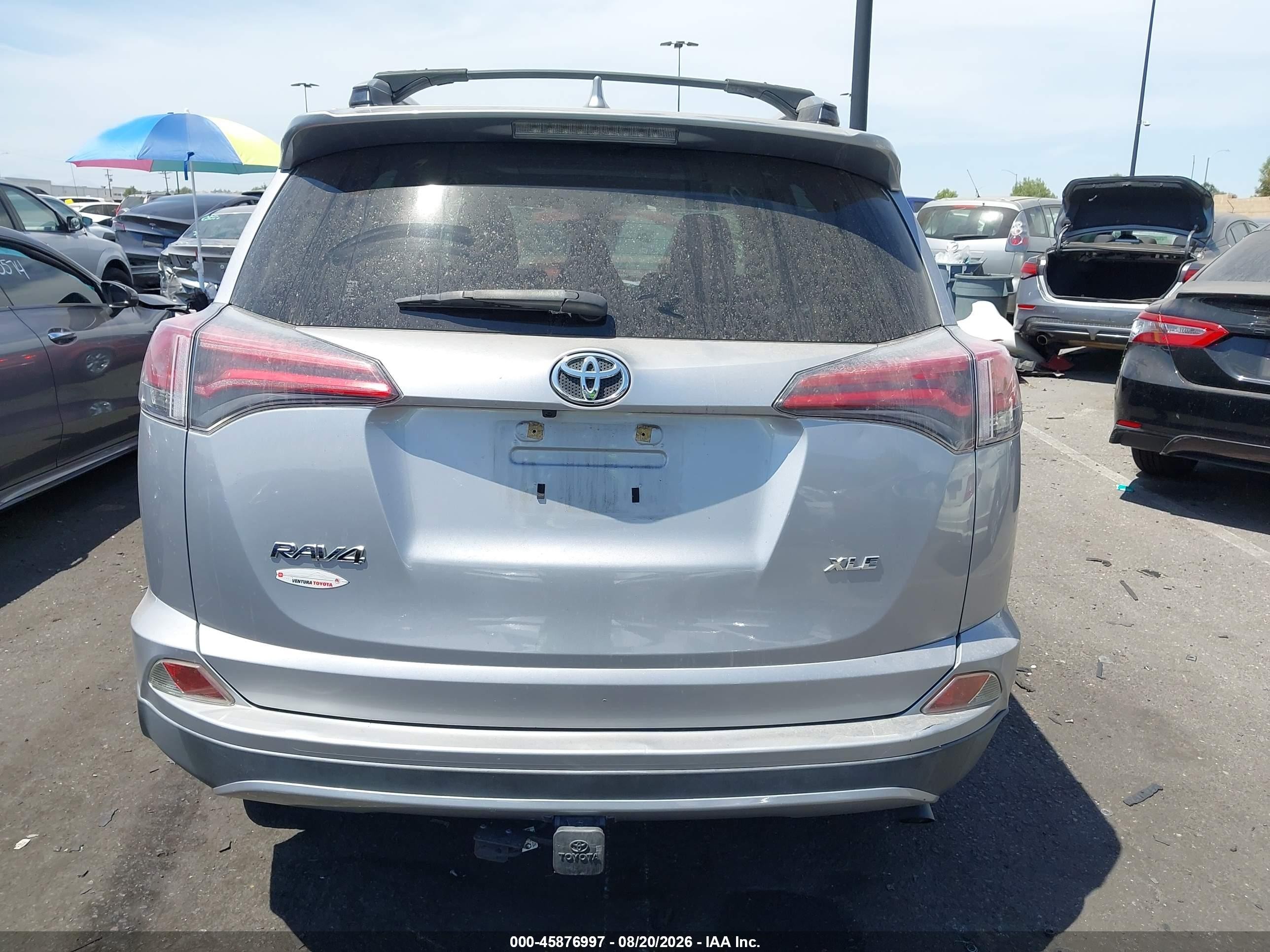 2018 Toyota Rav4 Xle Серебряный vin: JTMWFREV8JD120642