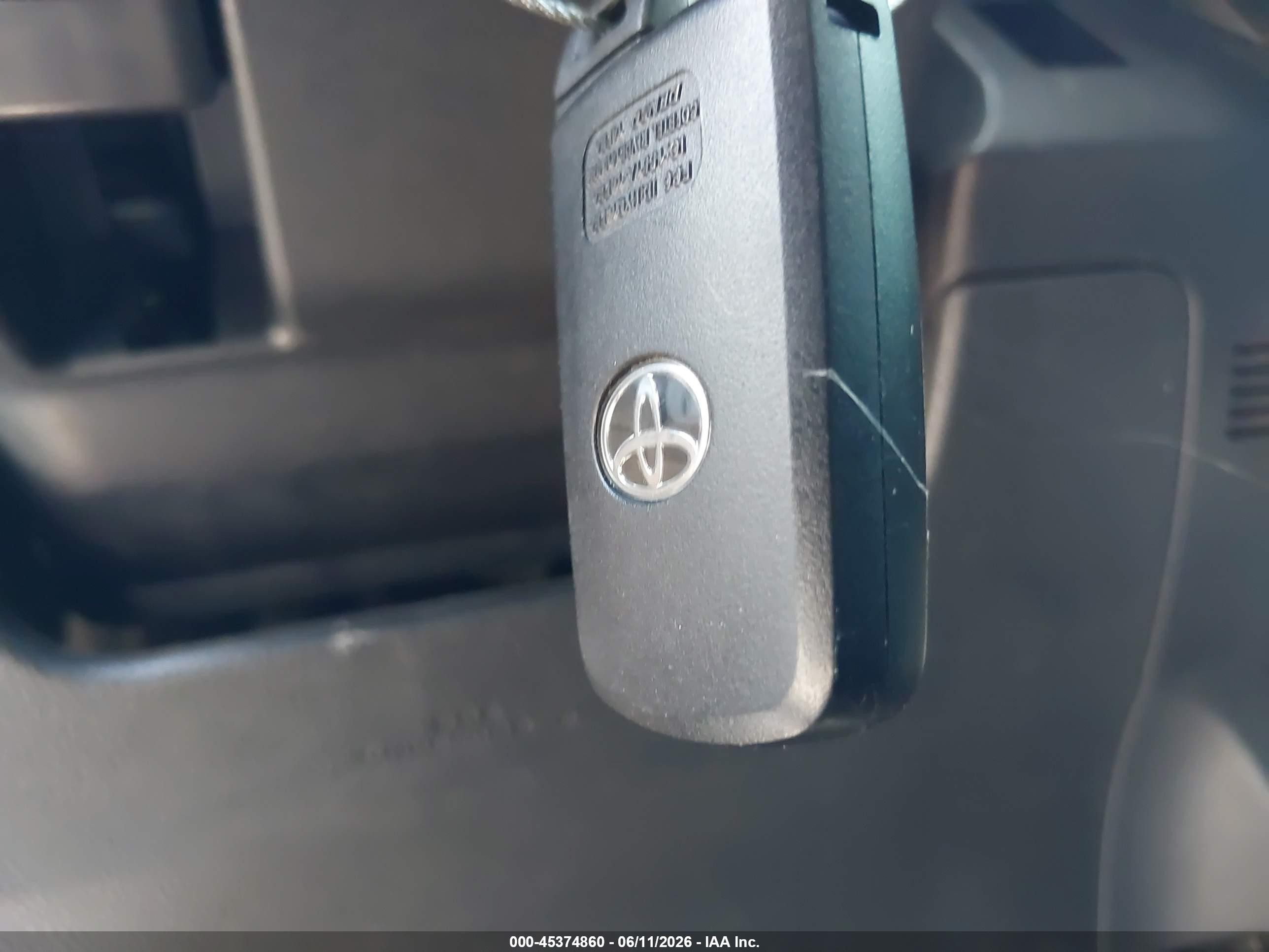 2018 Toyota Rav4 Xle Серый vin: JTMWFREV8JJ184360