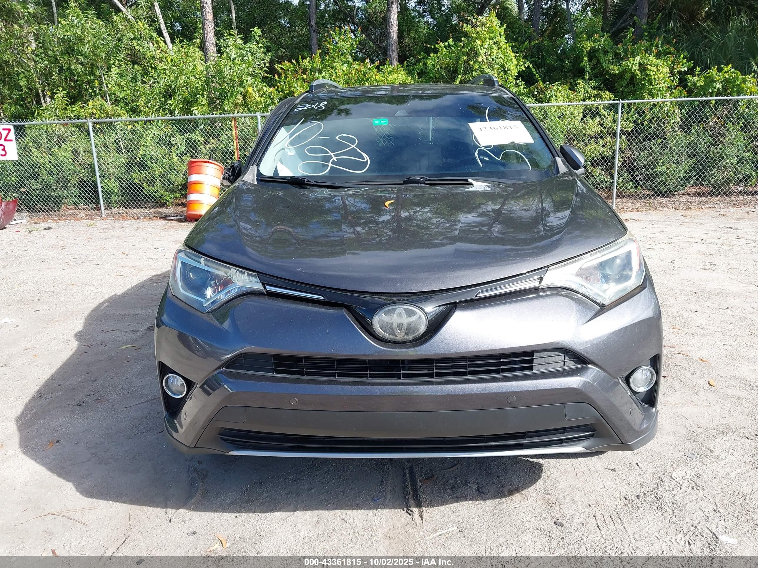 2018 Toyota Rav4 Xle Gray vin: JTMWFREVXJJ163915