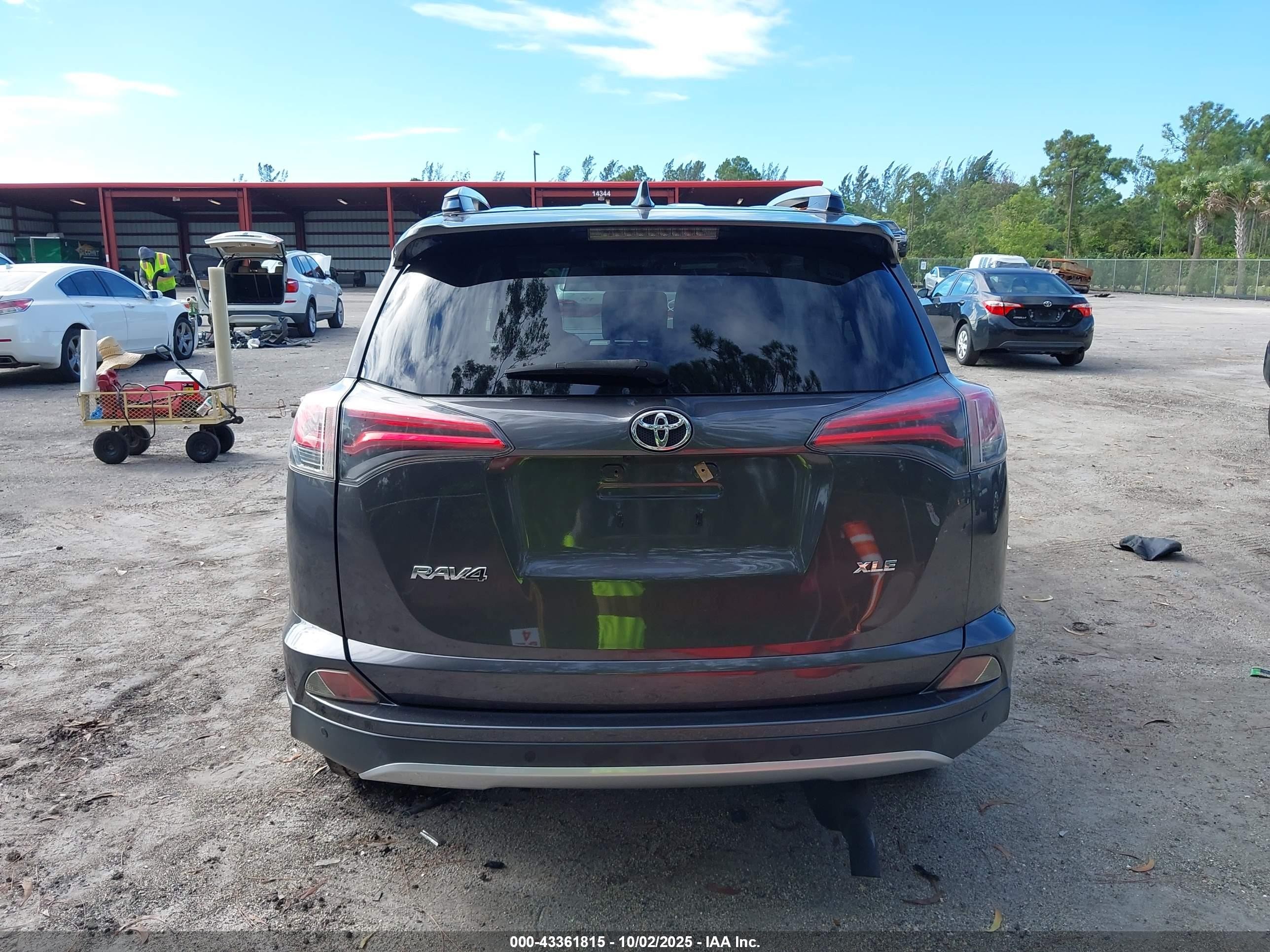 2018 Toyota Rav4 Xle Gray vin: JTMWFREVXJJ163915