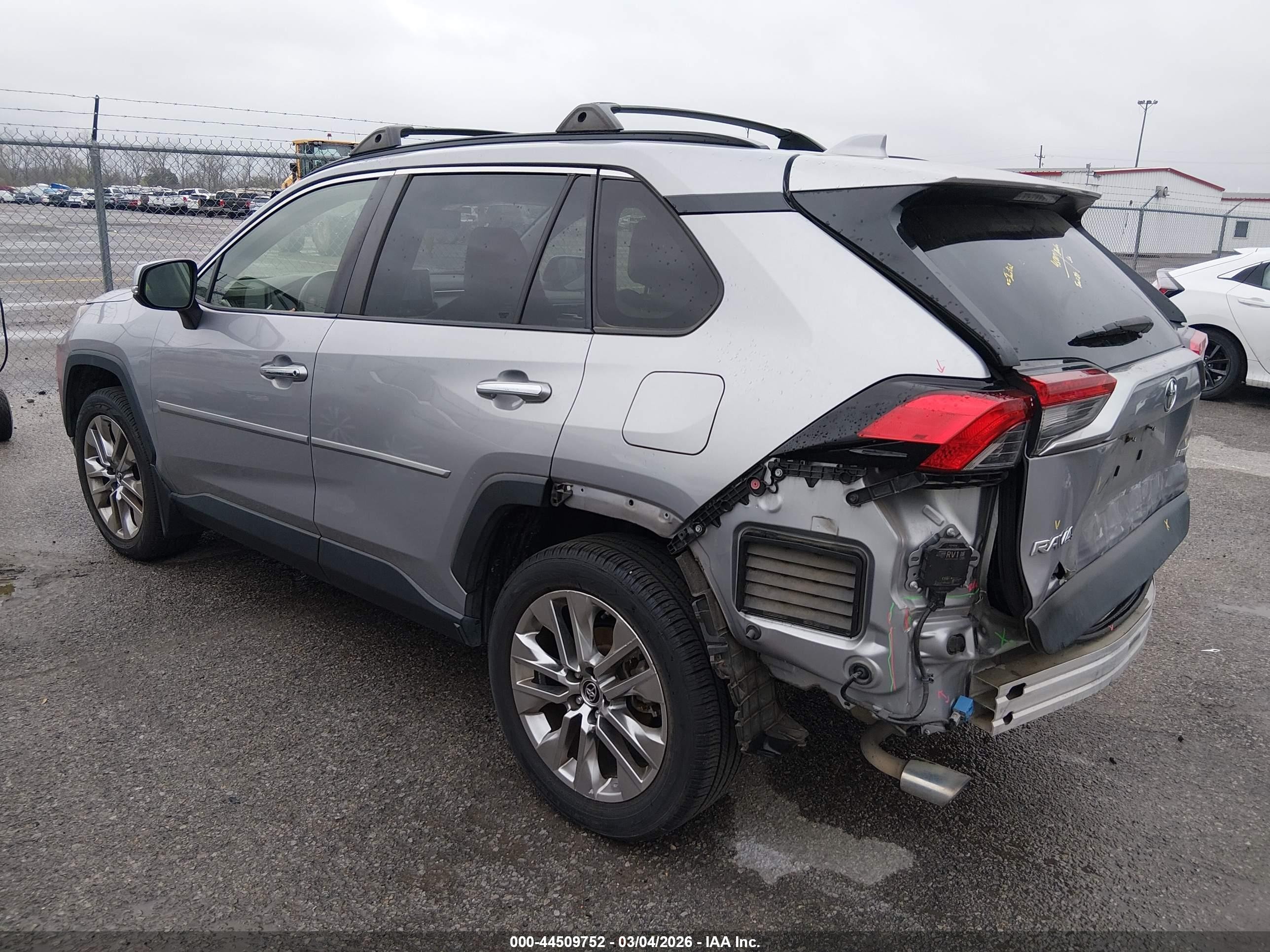 2019 Toyota Rav4 Limited Silver vin: JTMY1RFV8KD018538