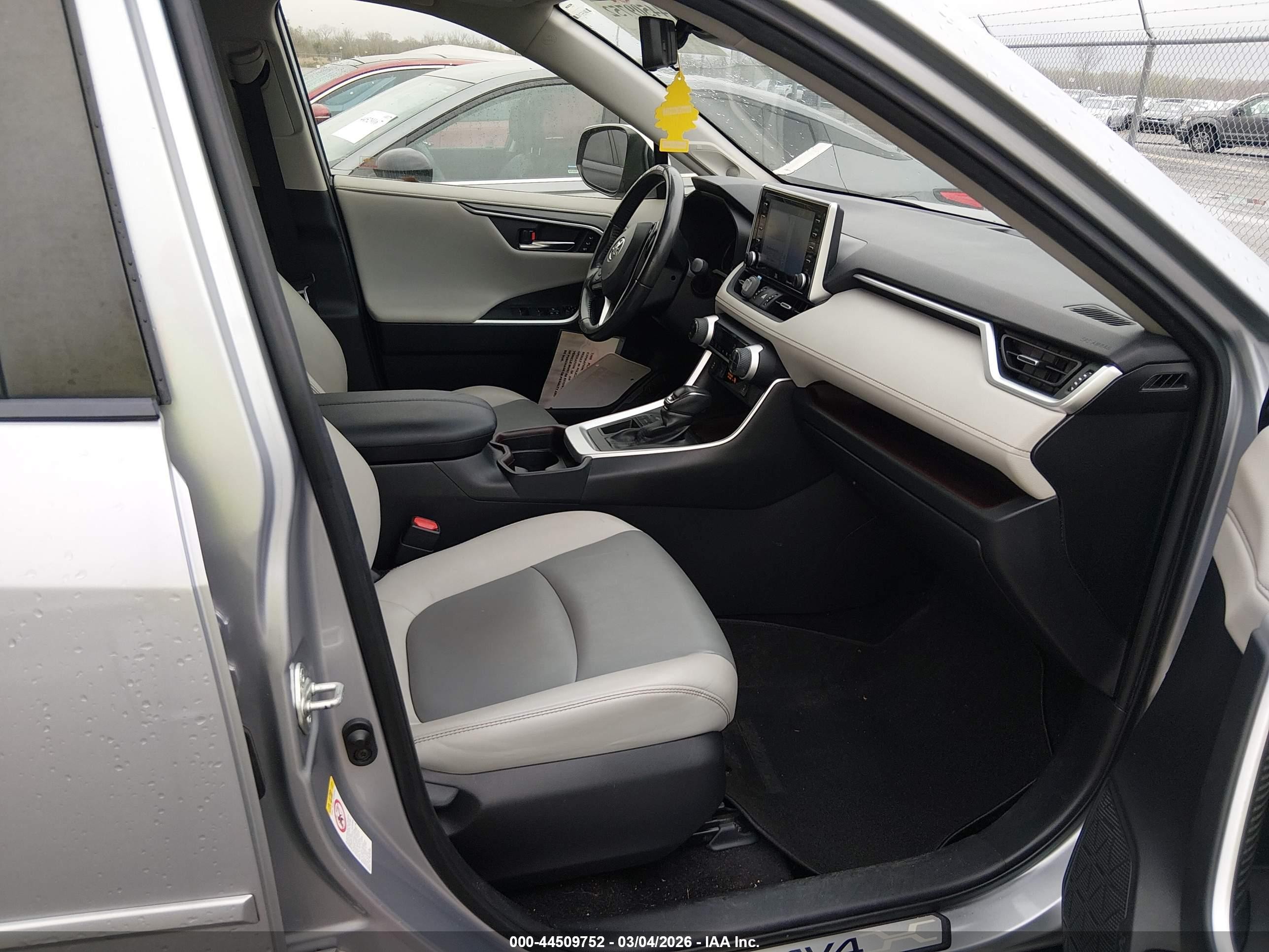 2019 Toyota Rav4 Limited Silver vin: JTMY1RFV8KD018538
