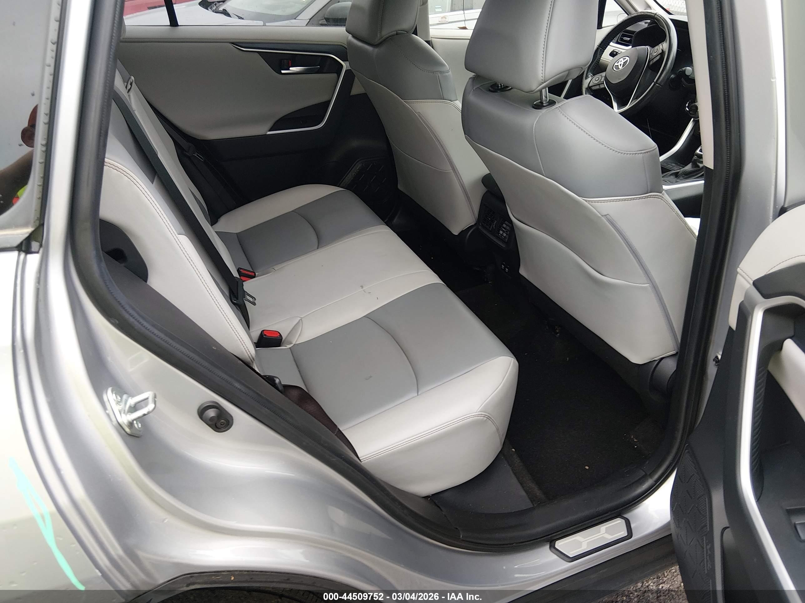 2019 Toyota Rav4 Limited Silver vin: JTMY1RFV8KD018538