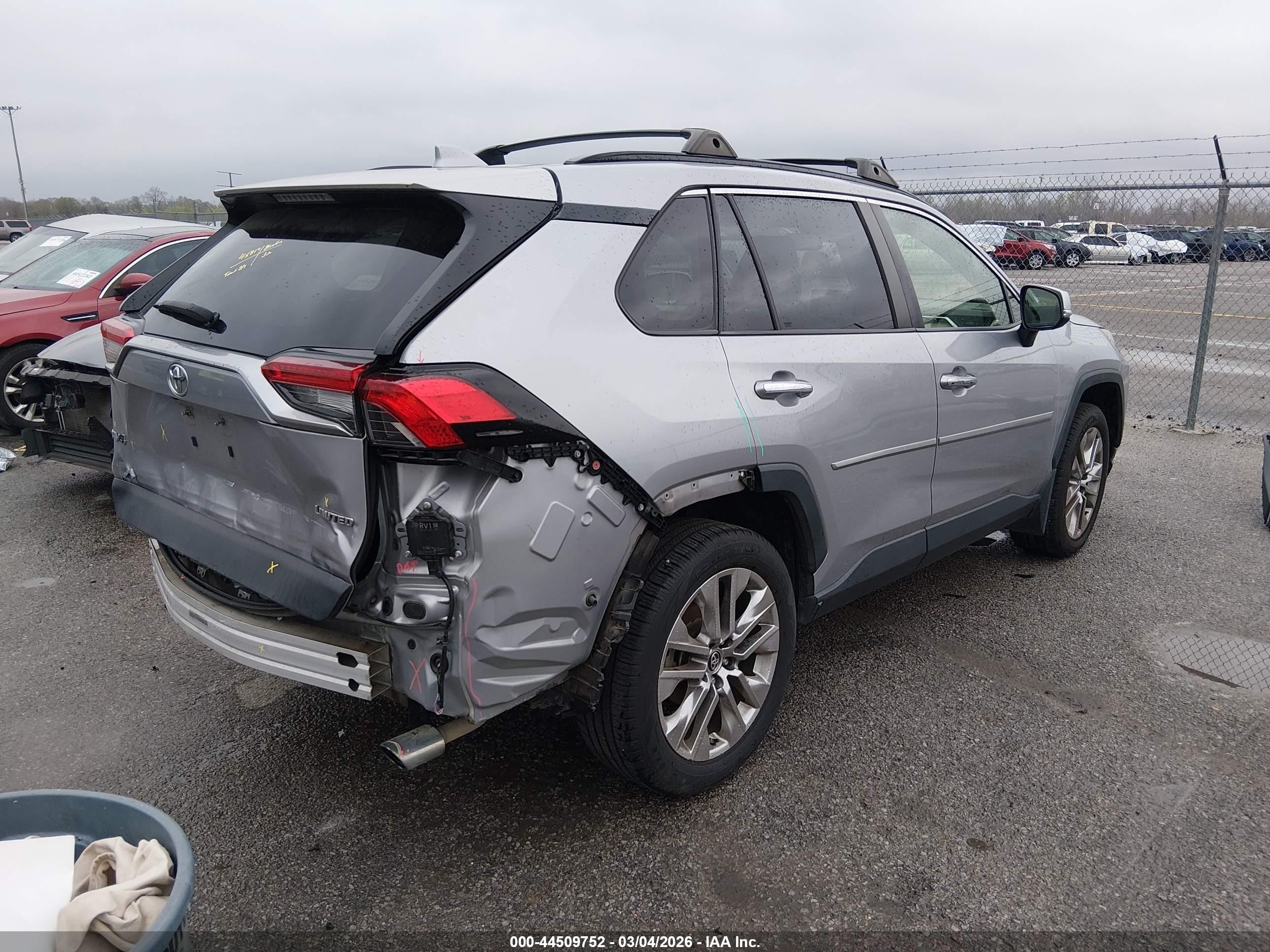 2019 Toyota Rav4 Limited Silver vin: JTMY1RFV8KD018538