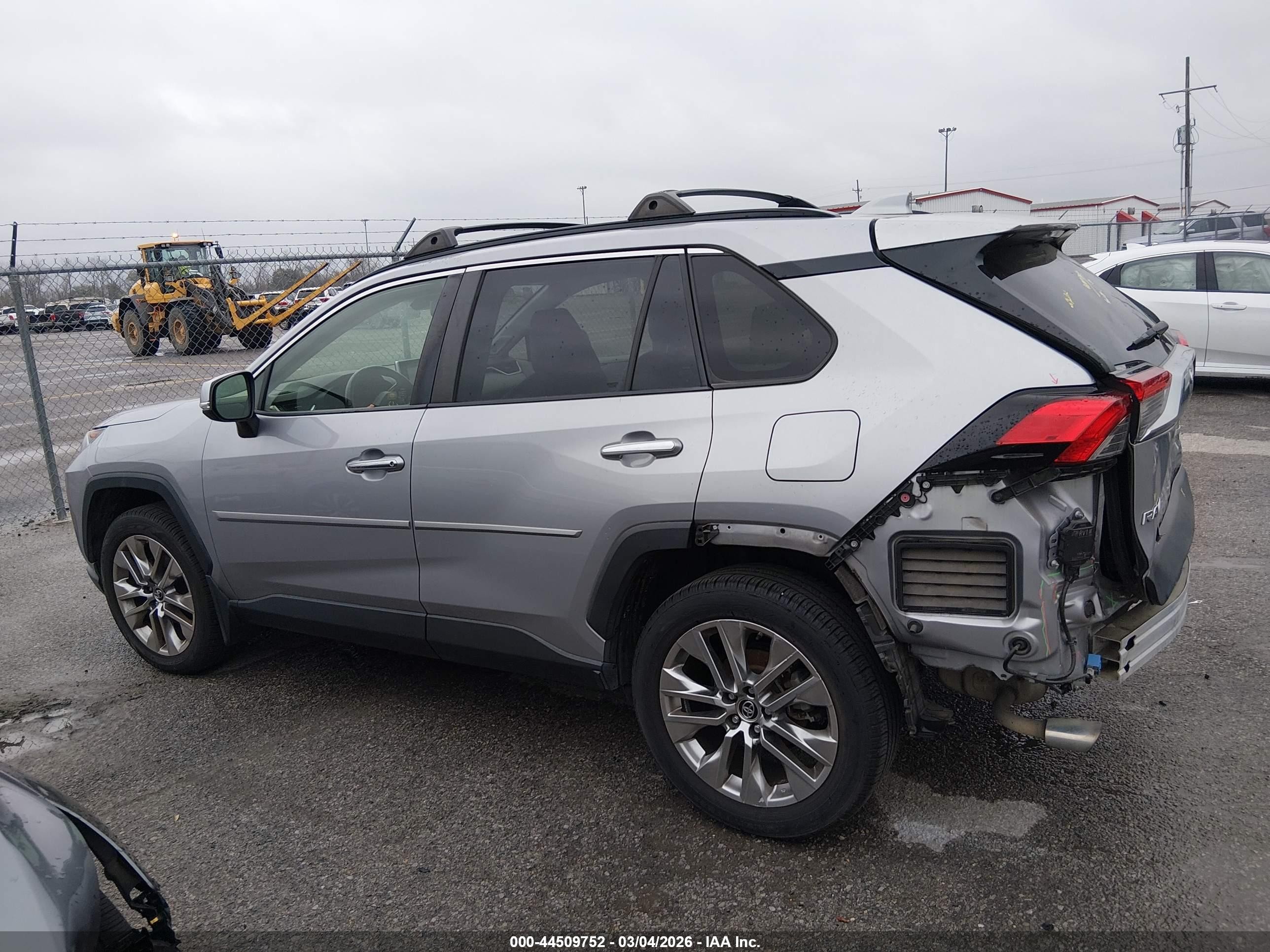 2019 Toyota Rav4 Limited Silver vin: JTMY1RFV8KD018538