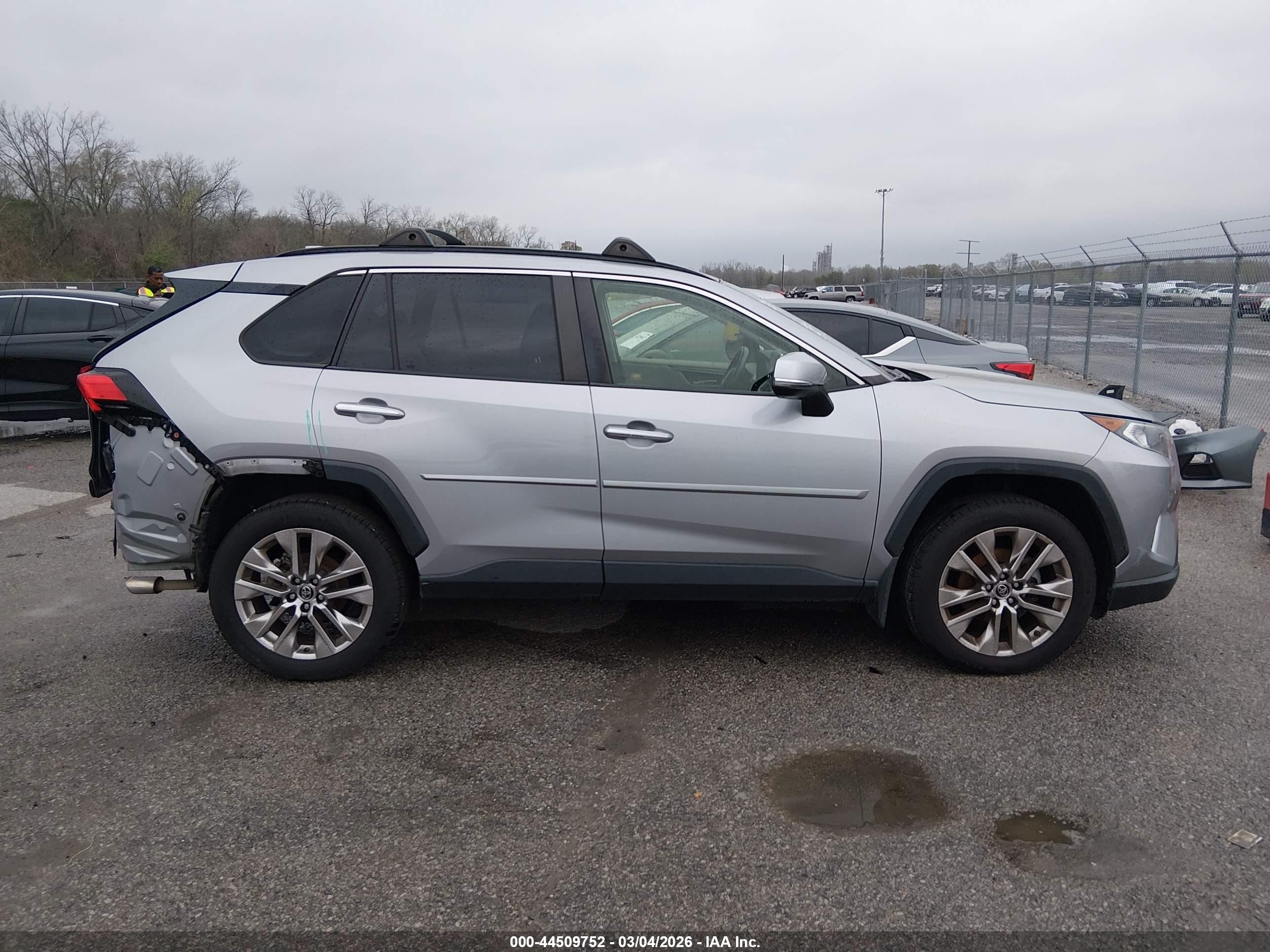 2019 Toyota Rav4 Limited Silver vin: JTMY1RFV8KD018538