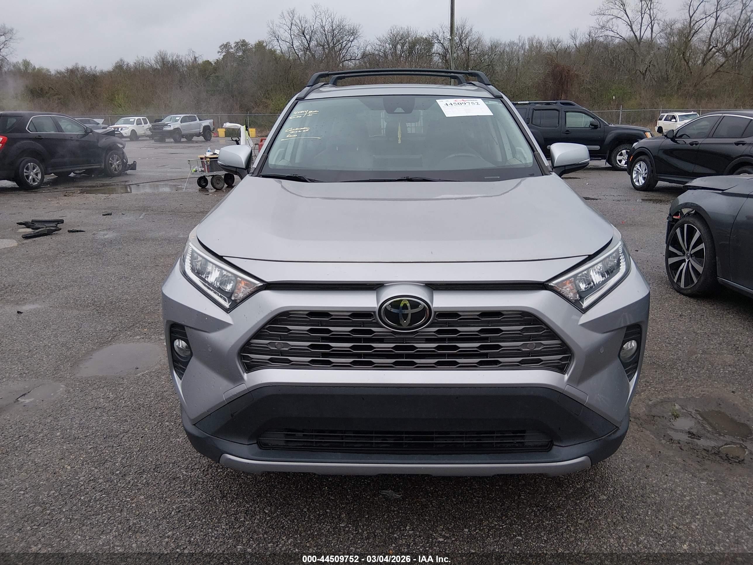 2019 Toyota Rav4 Limited Silver vin: JTMY1RFV8KD018538