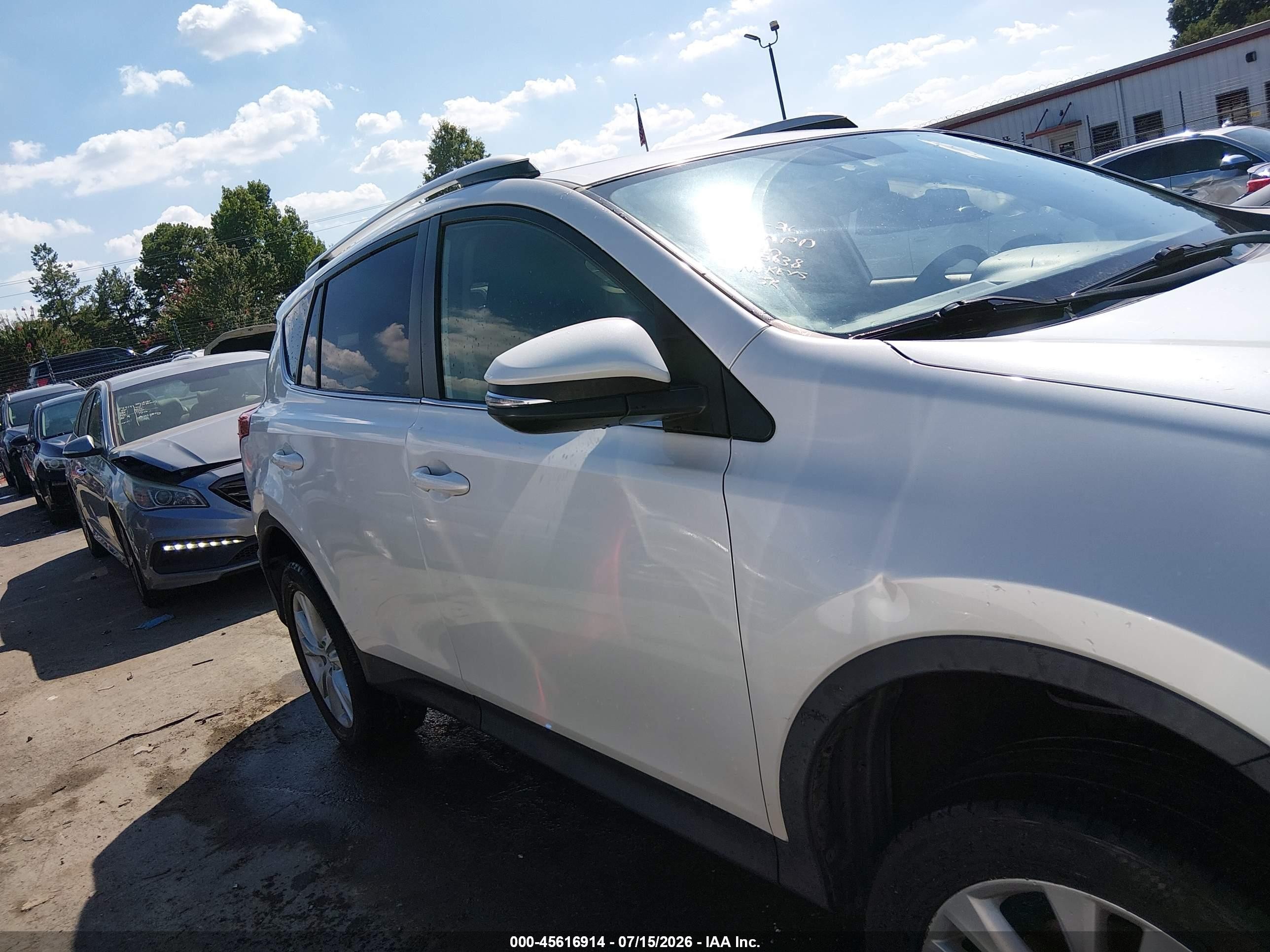 2013 Toyota Rav4 Limited White vin: JTMYFREV0DD015638