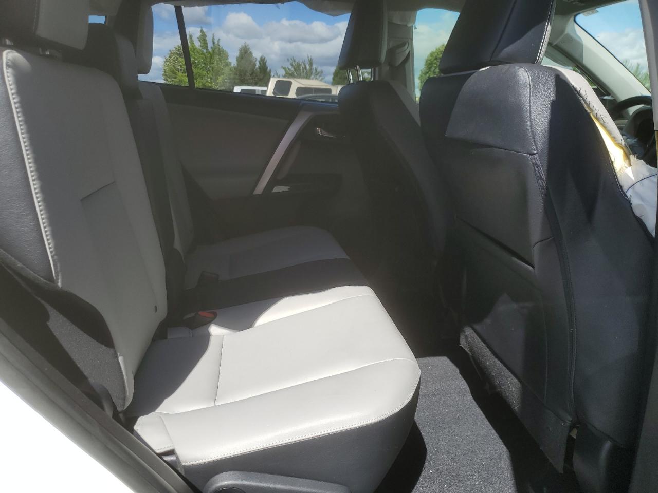 2018 Toyota Rav4 Limited White vin: JTMYFREV1JJ193104