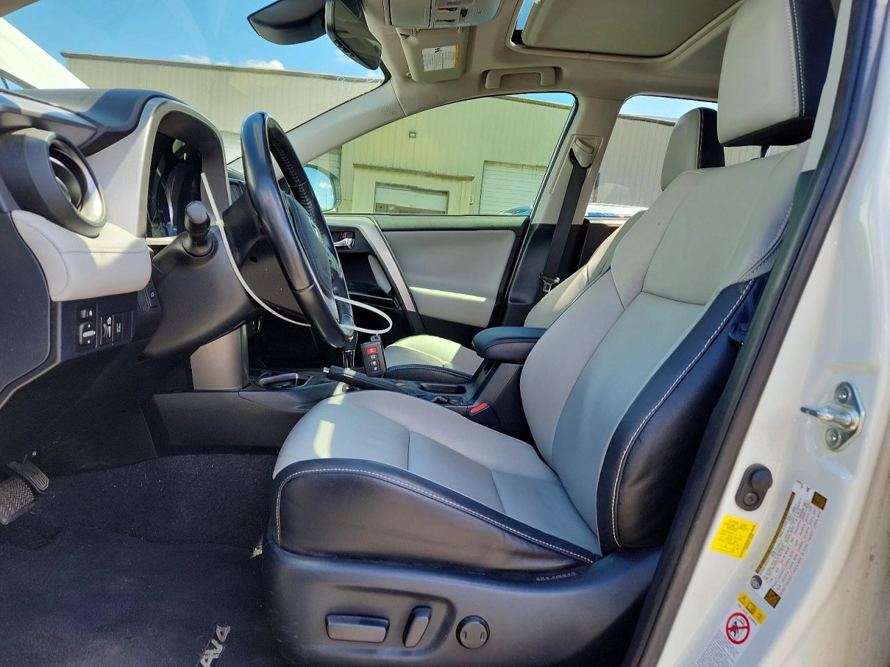 2018 Toyota Rav4 Limited White vin: JTMYFREV1JJ193104
