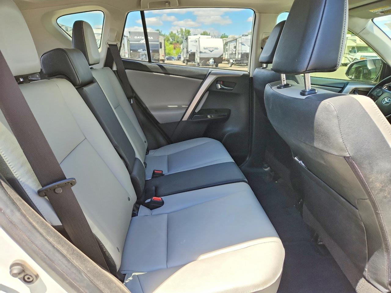 2018 Toyota Rav4 Limited White vin: JTMYFREV1JJ193104