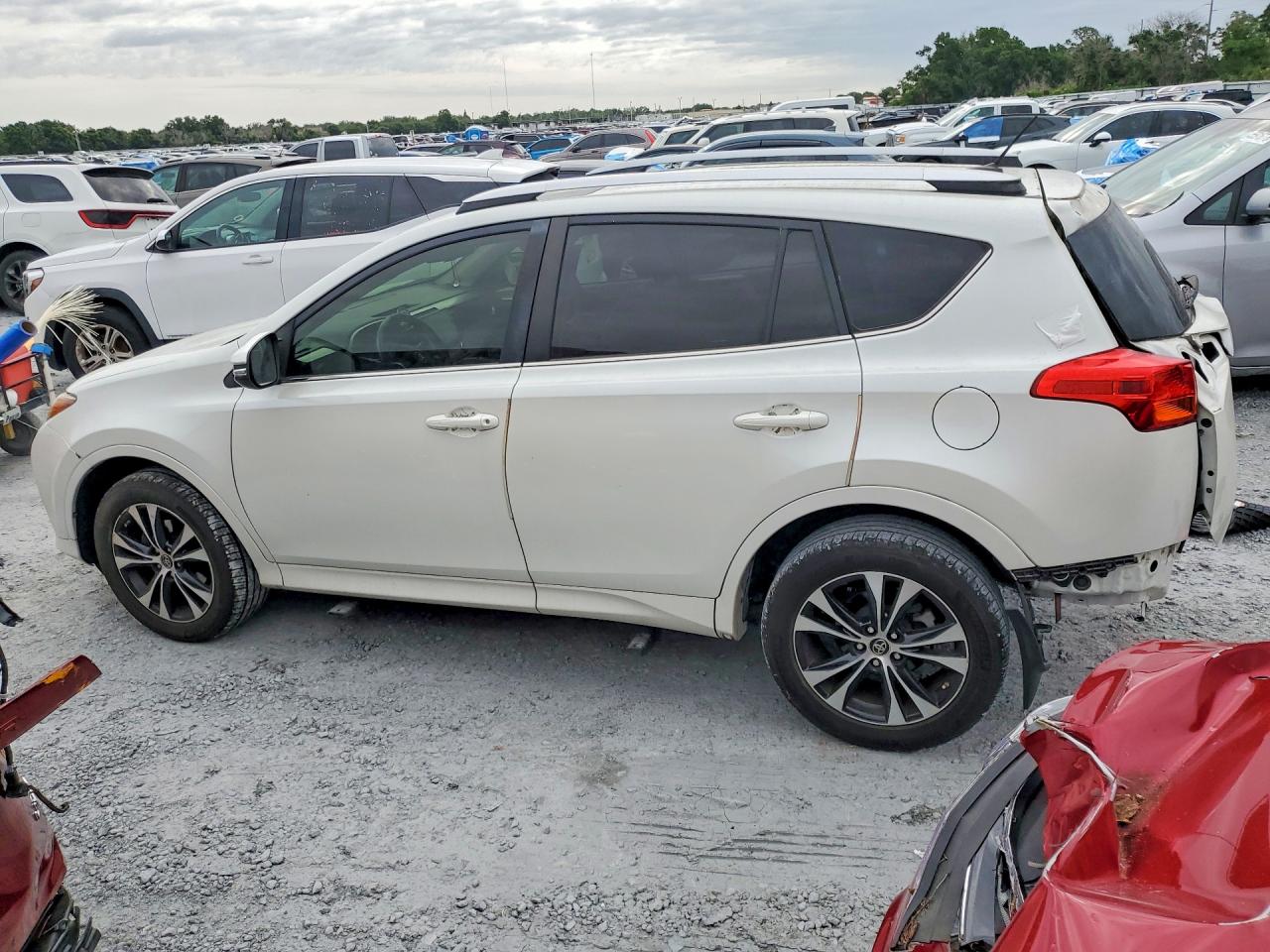 2015 Toyota Rav4 Limited White vin: JTMYFREV5FJ050681