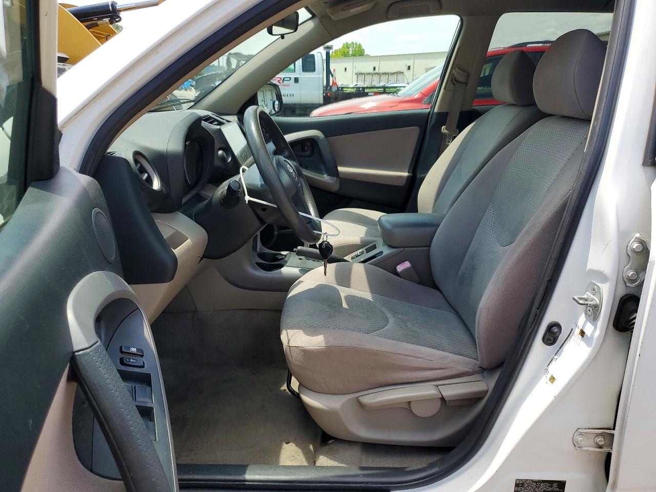 2006 Toyota Rav4 Base White vin: JTMZD33V165002615
