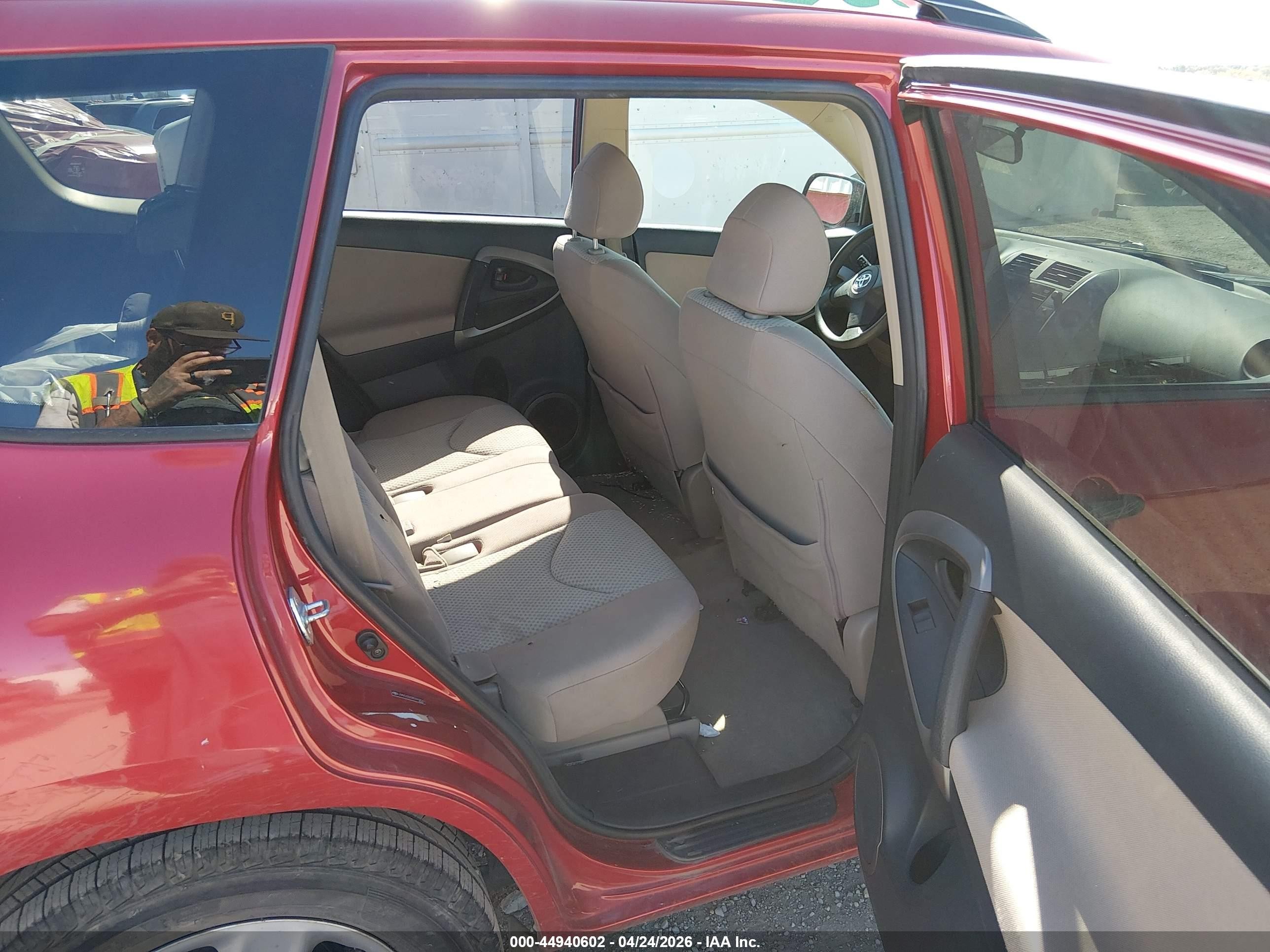 2008 Toyota Rav4   Red vin: JTMZD33V285093820