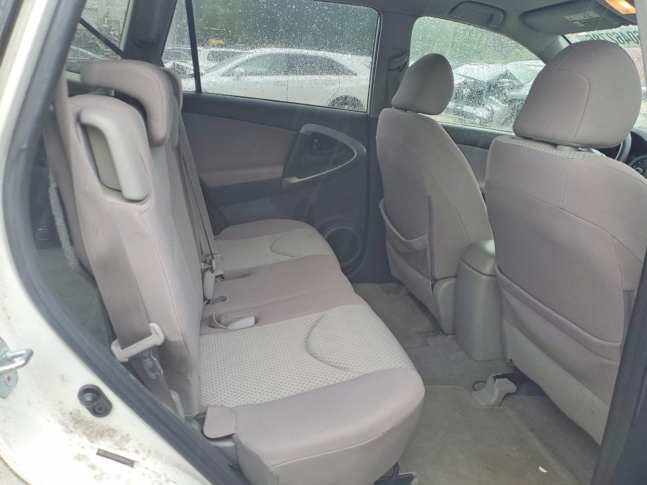 2006 Toyota Rav4 Base White vin: JTMZD33V365029413