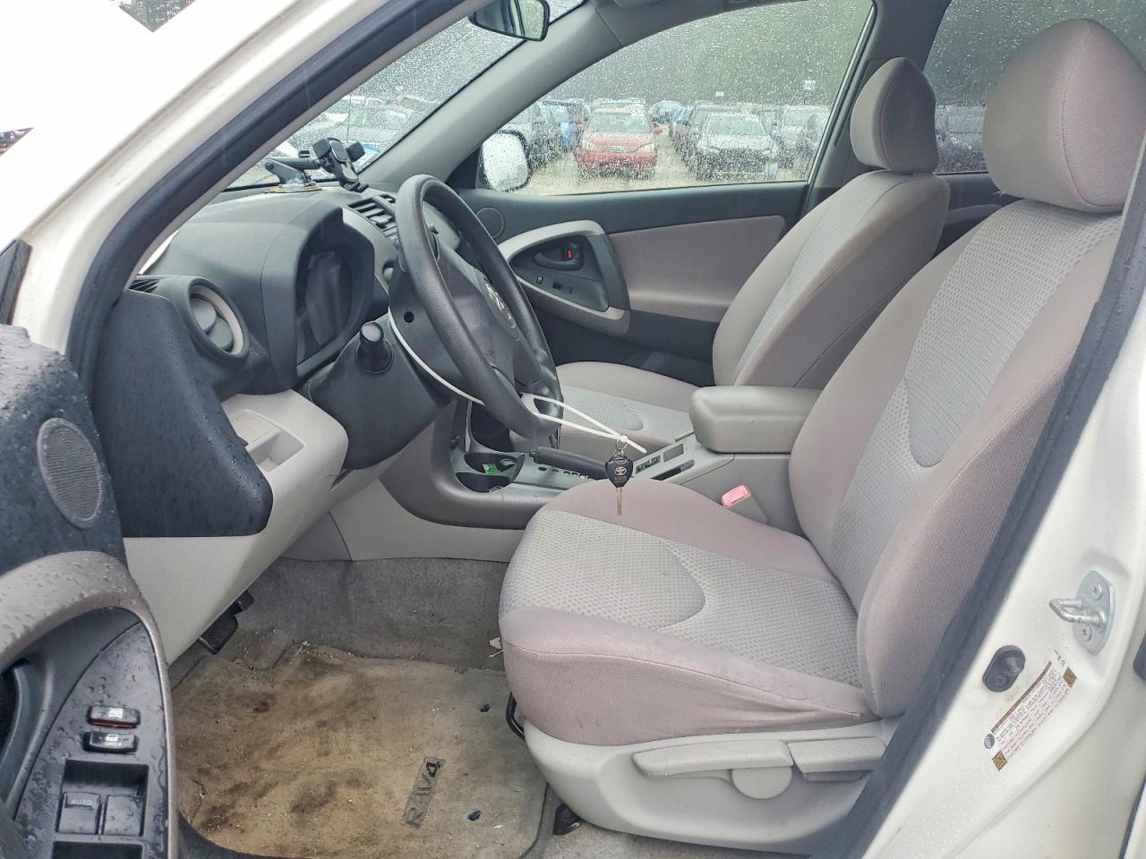 2006 Toyota Rav4 Base White vin: JTMZD33V365029413