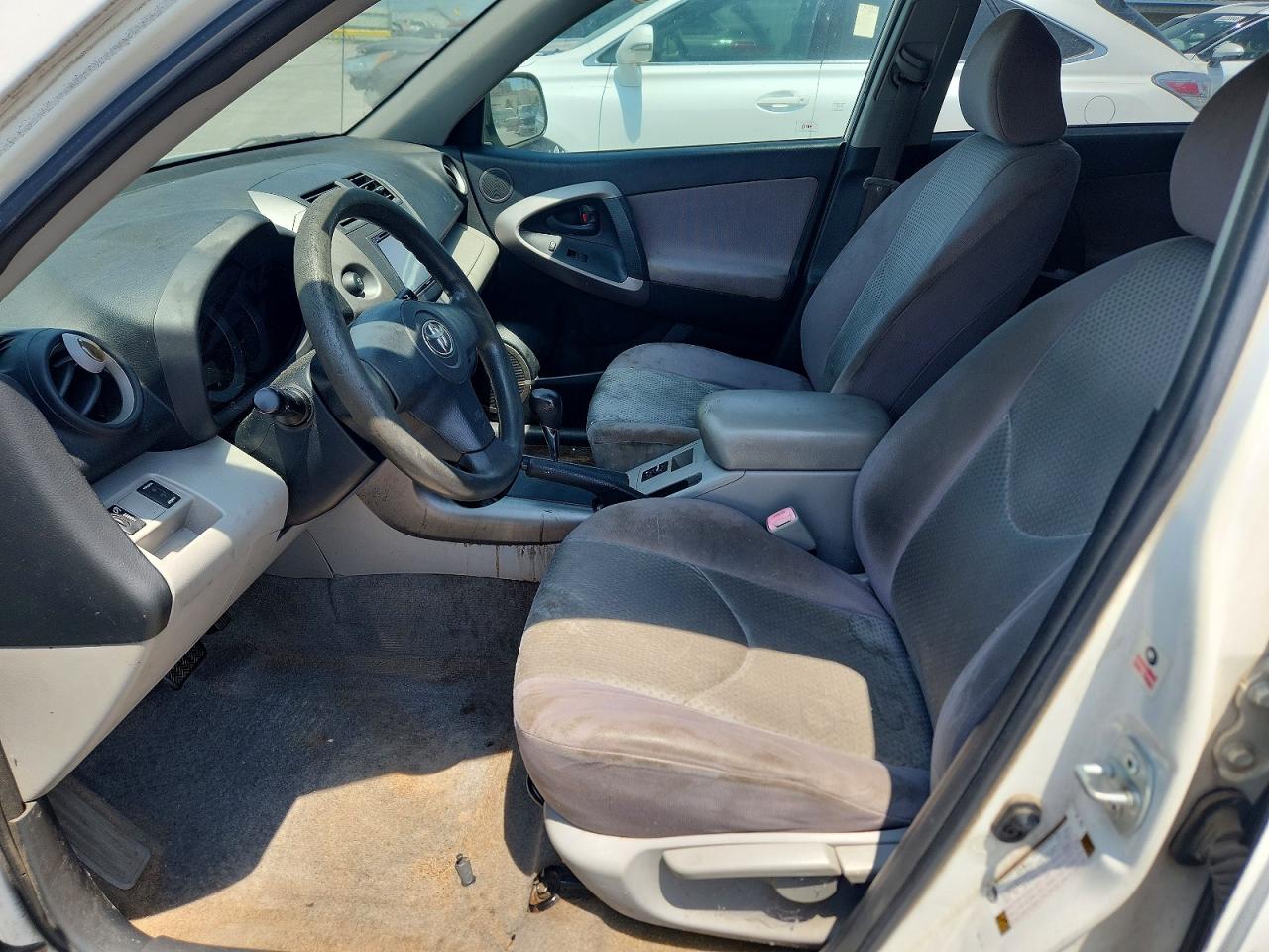 2006 Toyota Rav4 Base White vin: JTMZD33V565010376