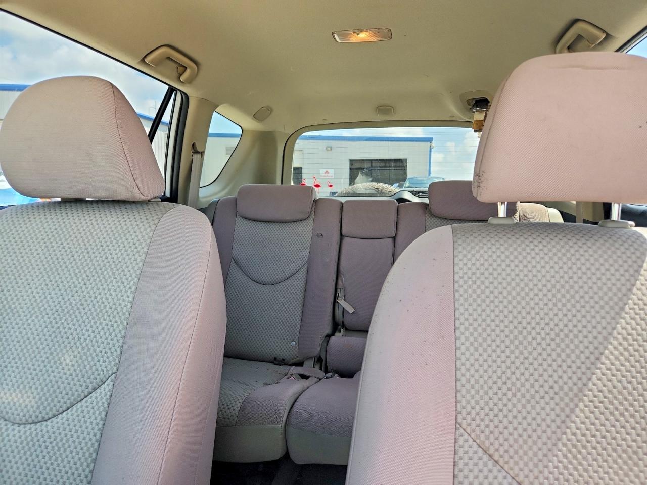 2006 Toyota Rav4 Base White vin: JTMZD33V666000997
