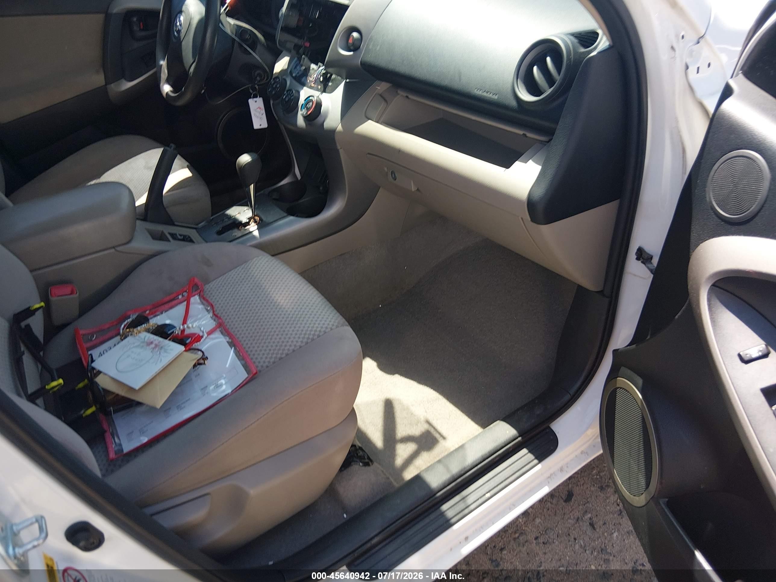 2006 Toyota Rav4 White vin: JTMZD33V765014302