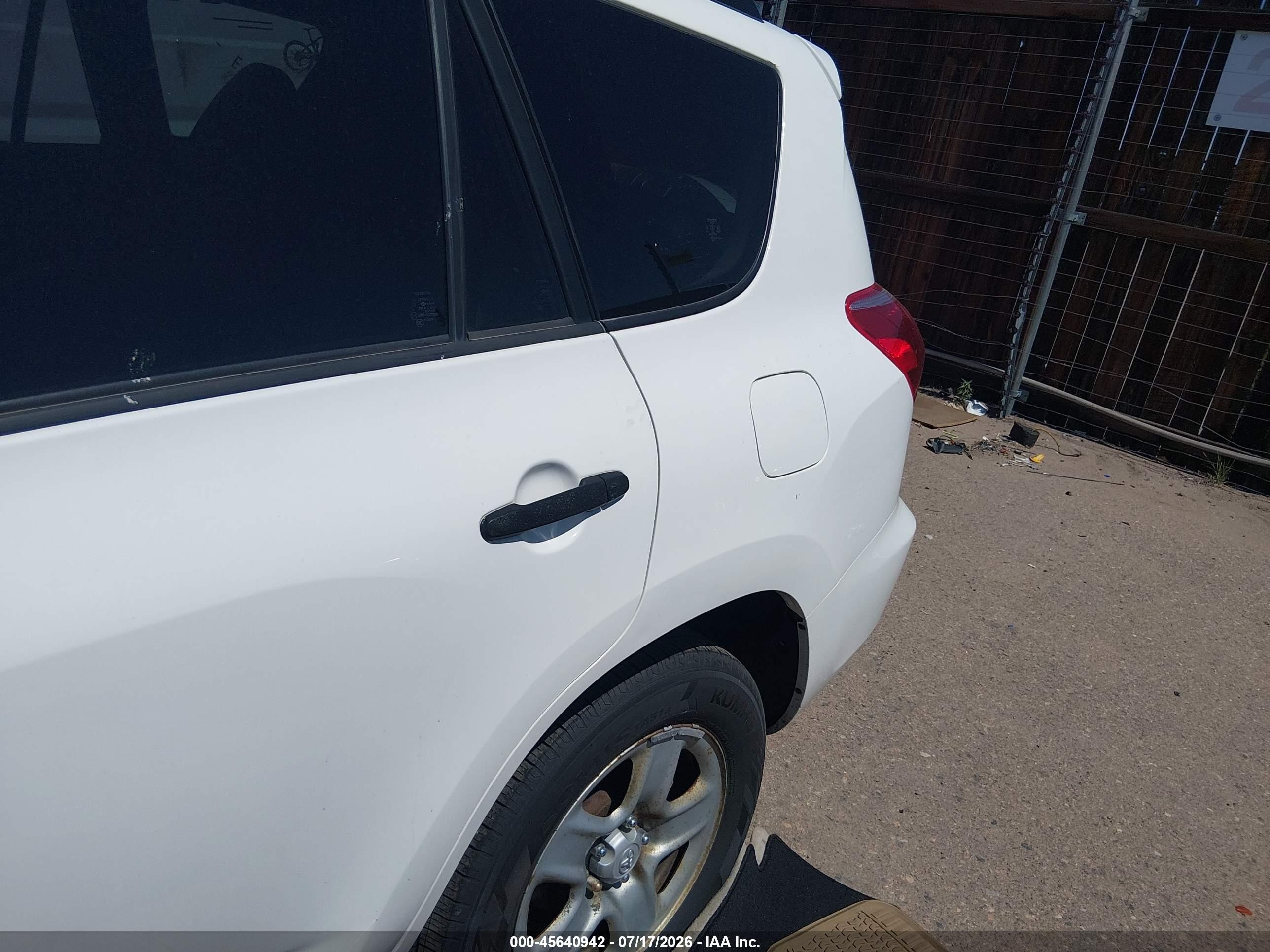 2006 Toyota Rav4 White vin: JTMZD33V765014302