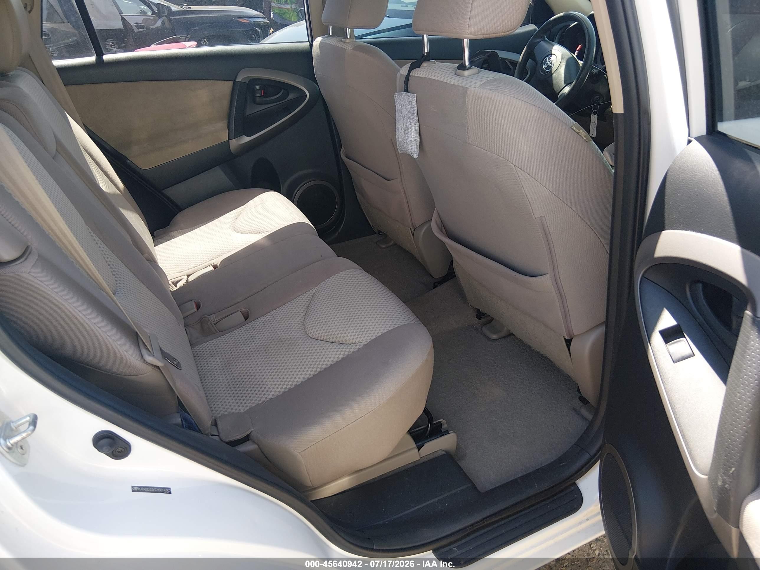 2006 Toyota Rav4 White vin: JTMZD33V765014302