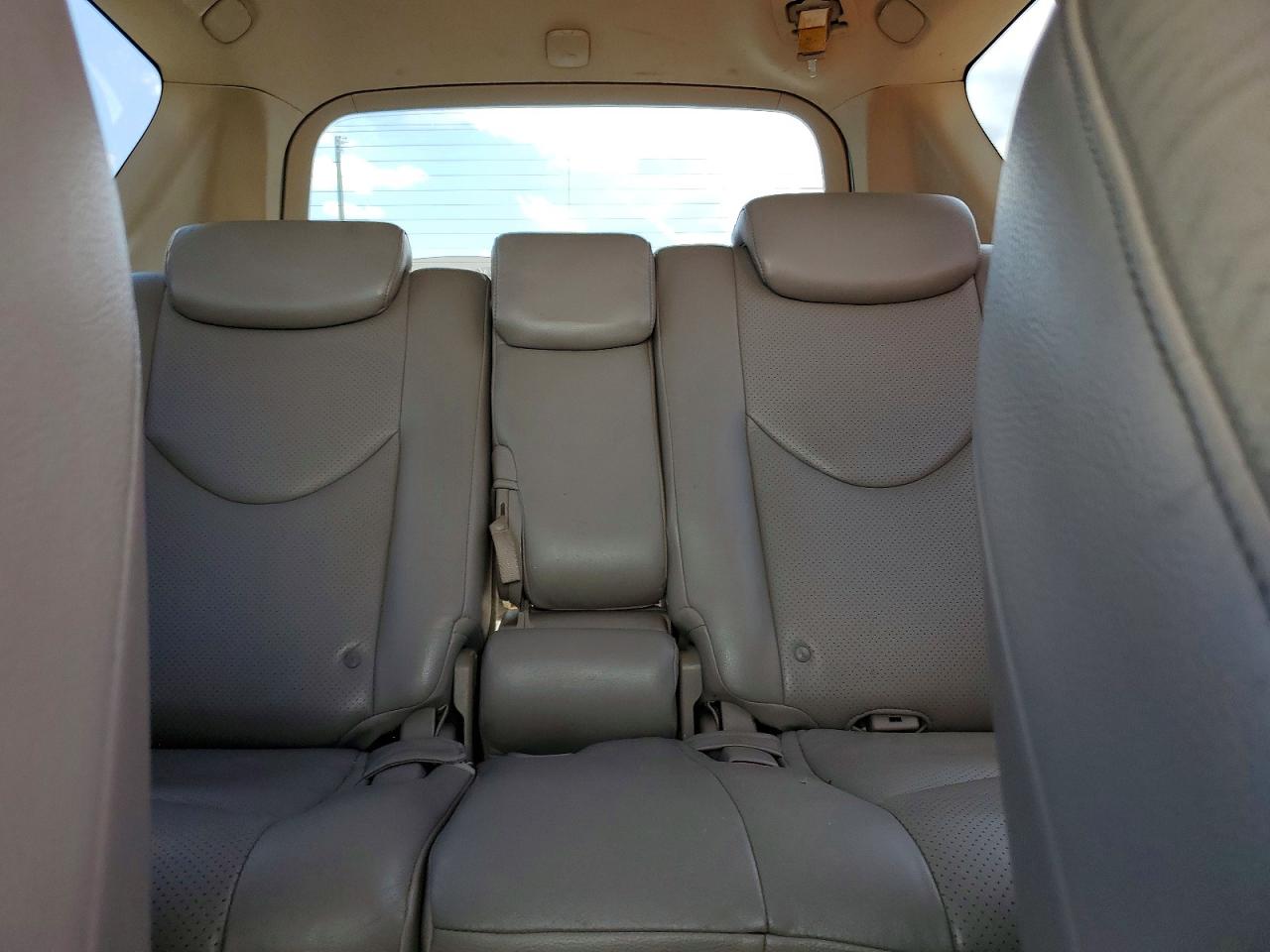 2006 Toyota Rav4 Base White vin: JTMZD33V965005746