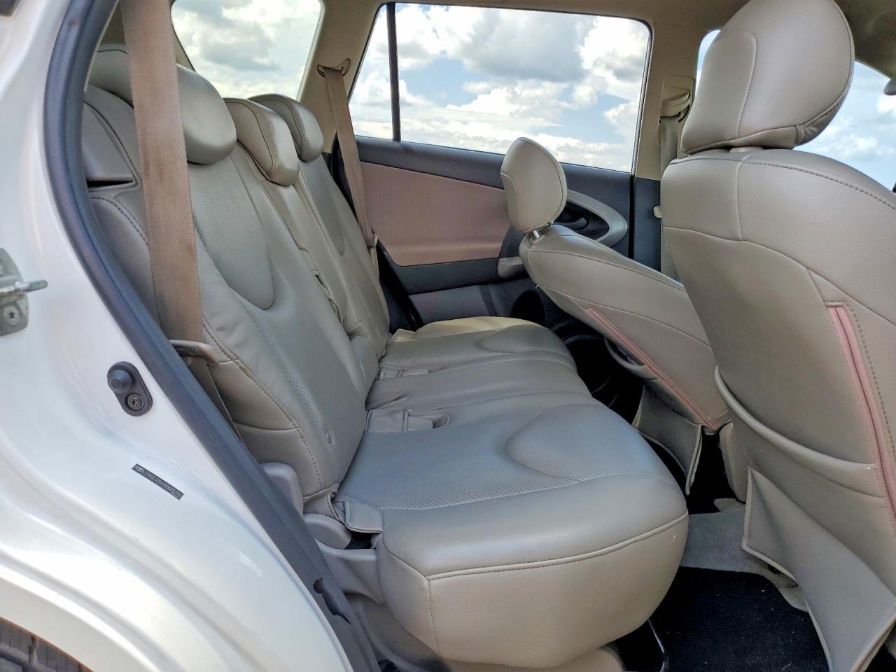 2006 Toyota Rav4 Base White vin: JTMZD33V965005746