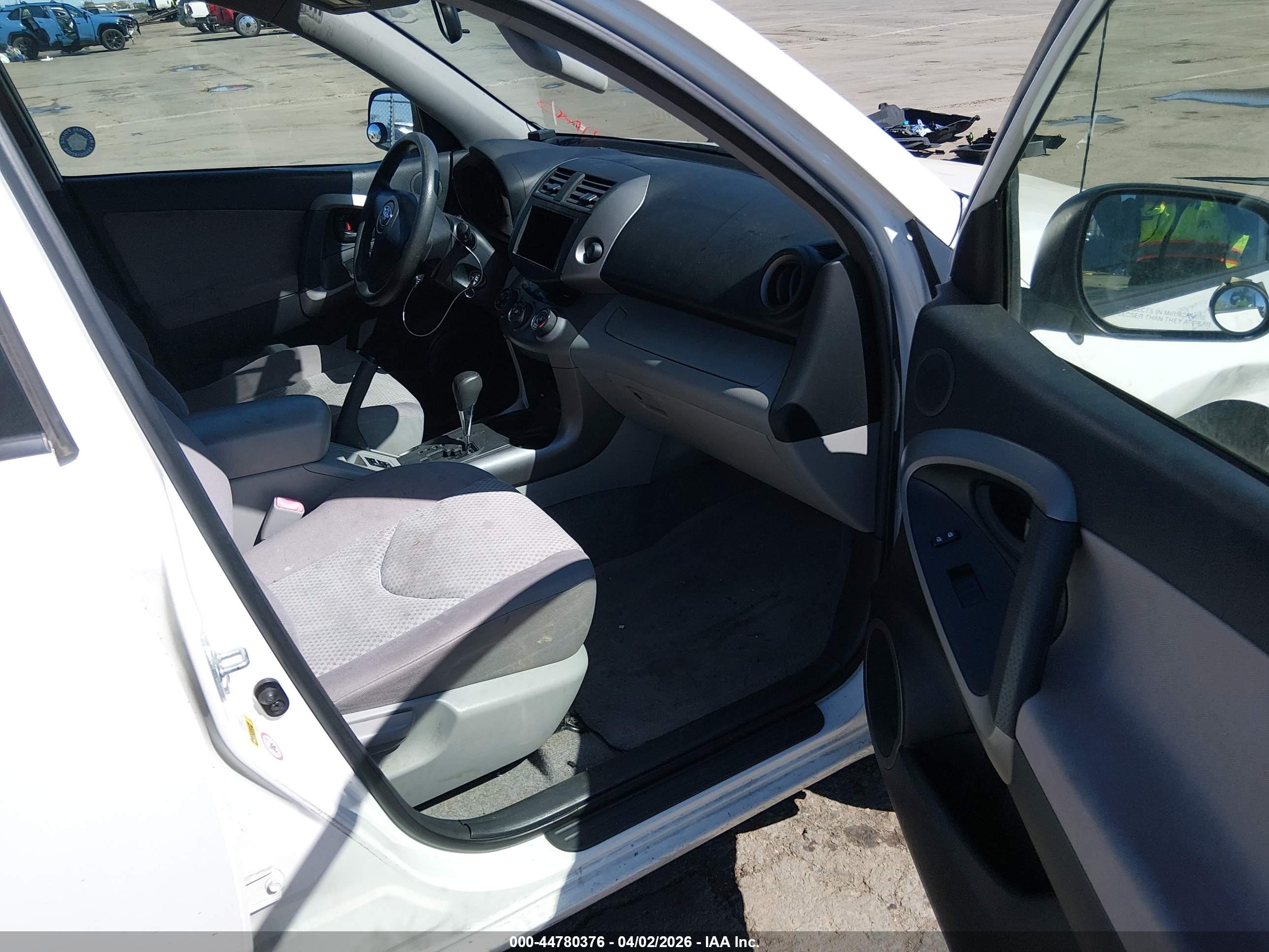 2008 Toyota Rav4   White vin: JTMZD33V985088582