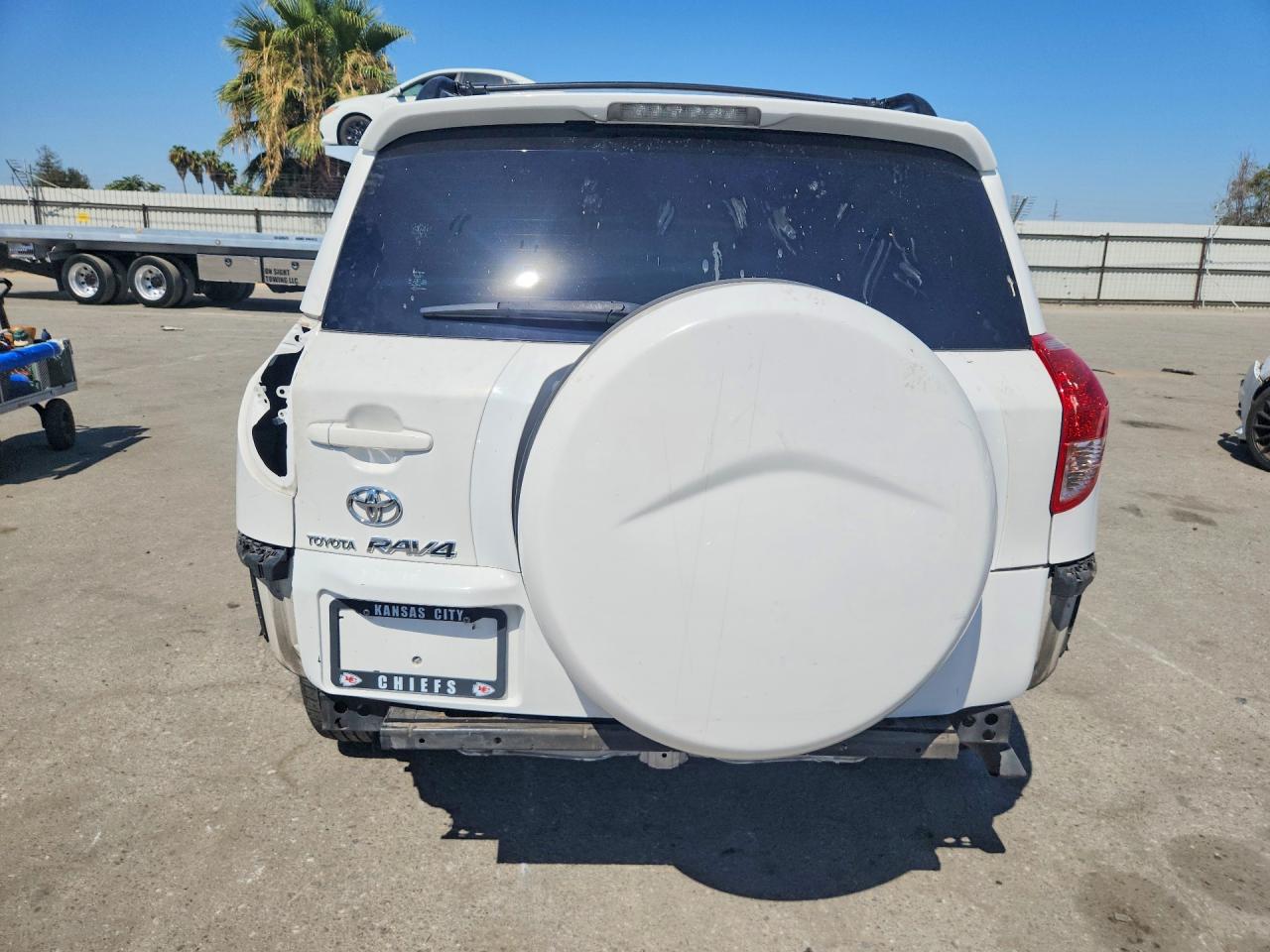 2007 Toyota Rav4 Base White vin: JTMZD35V875076211