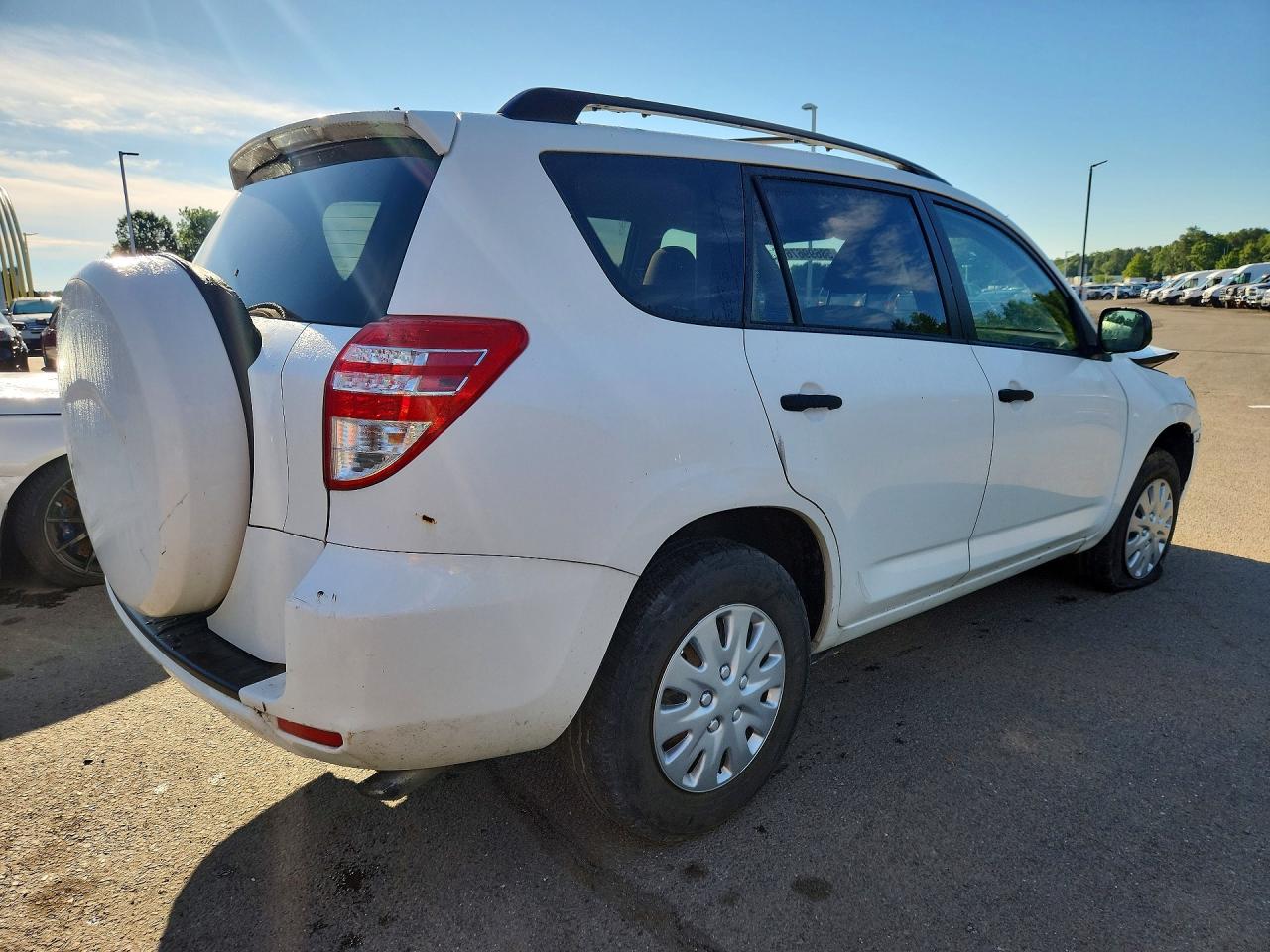 2009 Toyota Rav4 Base White vin: JTMZF33V595000686
