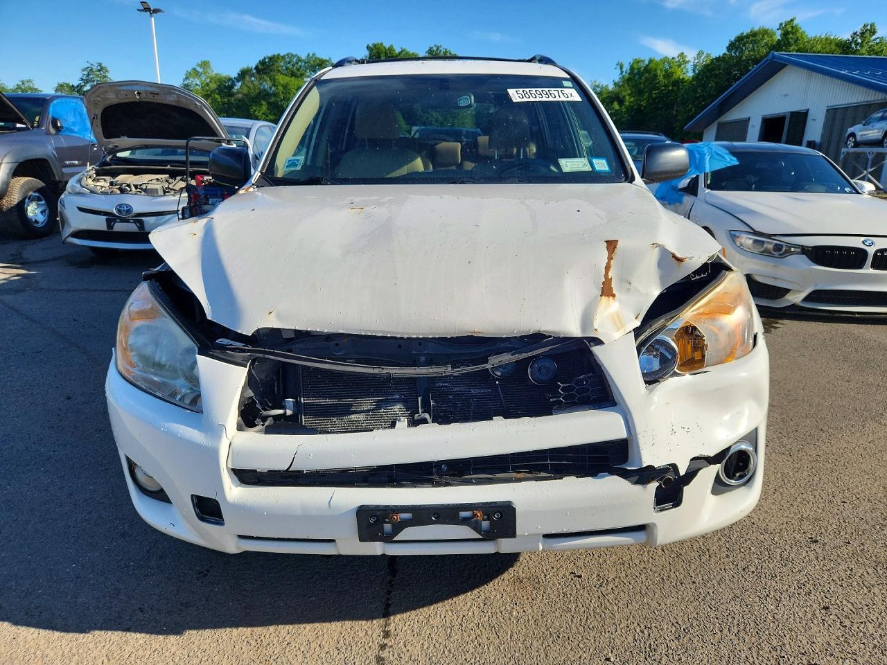 2009 Toyota Rav4 Base White vin: JTMZF33V595000686
