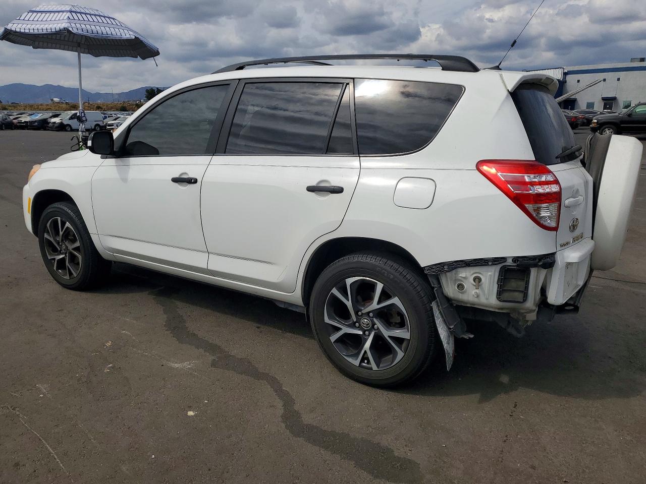 2009 Toyota Rav4 Base White vin: JTMZF33V79D004471