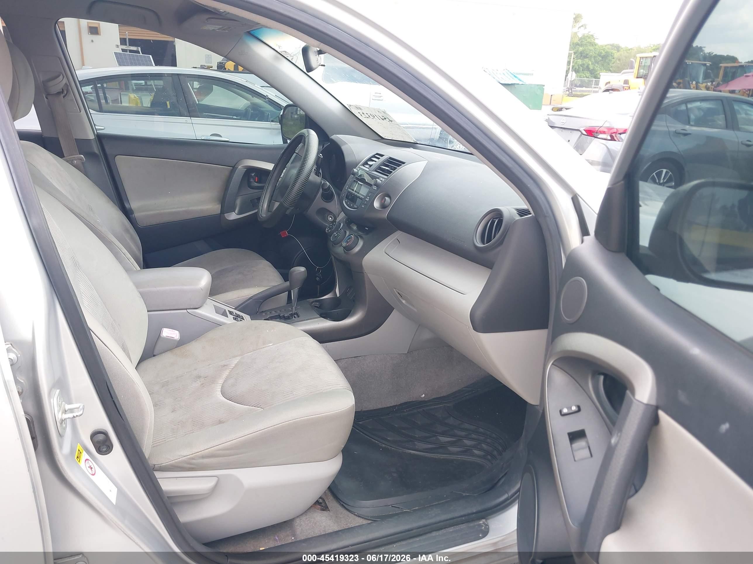 2010 Toyota Rav4   Silver vin: JTMZF4DV1A5017431