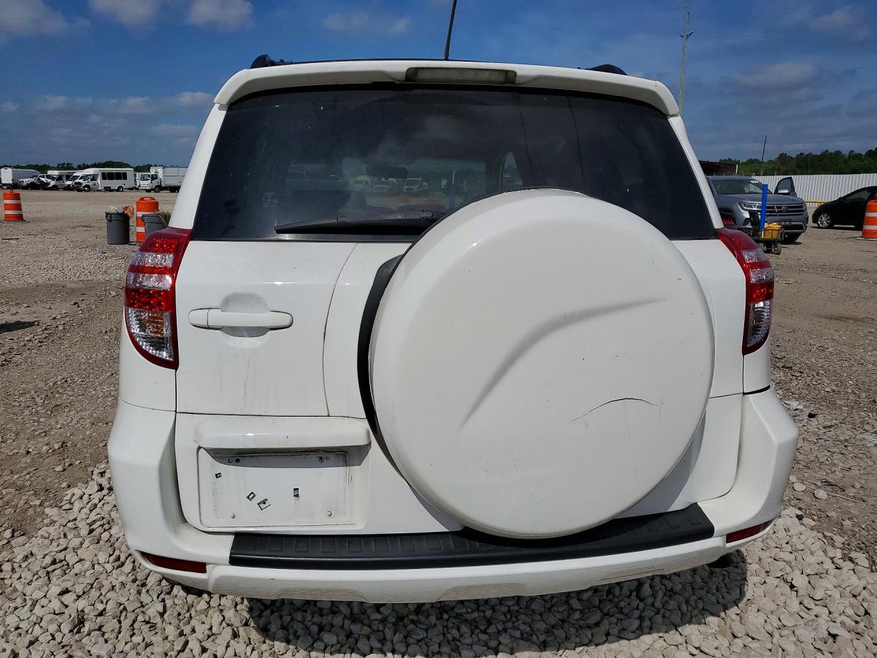 2011 Toyota Rav4 Base White vin: JTMZF4DV1B5034537