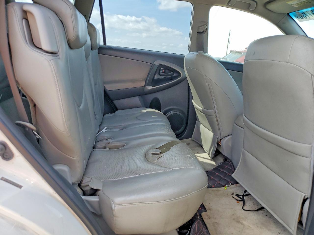 2011 Toyota Rav4 Base White vin: JTMZF4DV1B5034537
