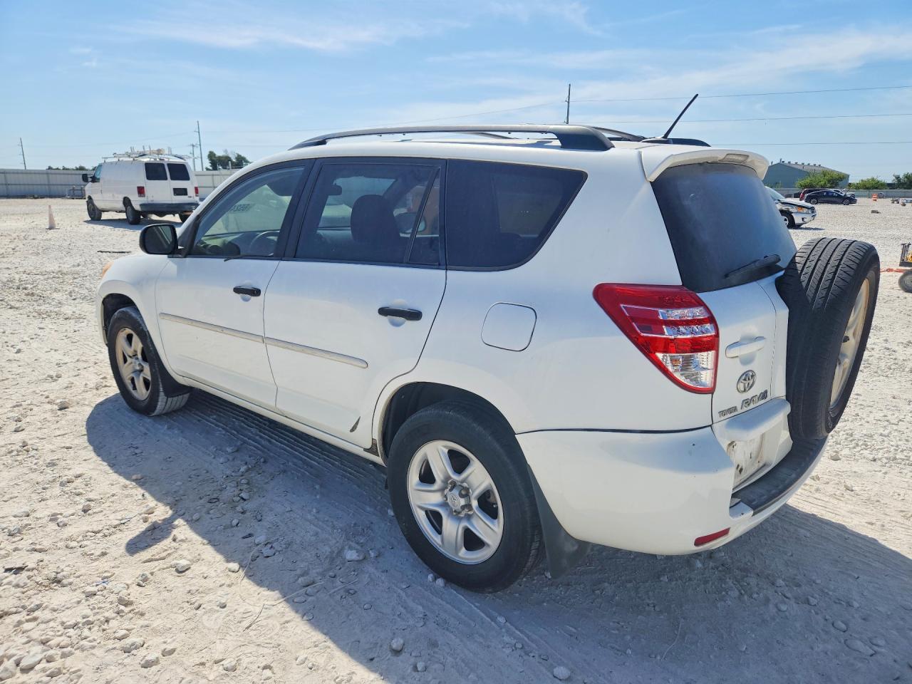 2010 Toyota Rav4 Base White vin: JTMZF4DV5AD026185