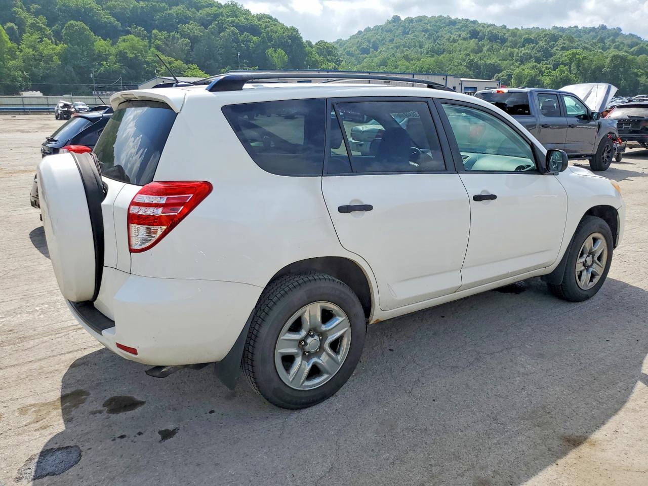 2010 Toyota Rav4 Base White vin: JTMZF4DV6A5019711