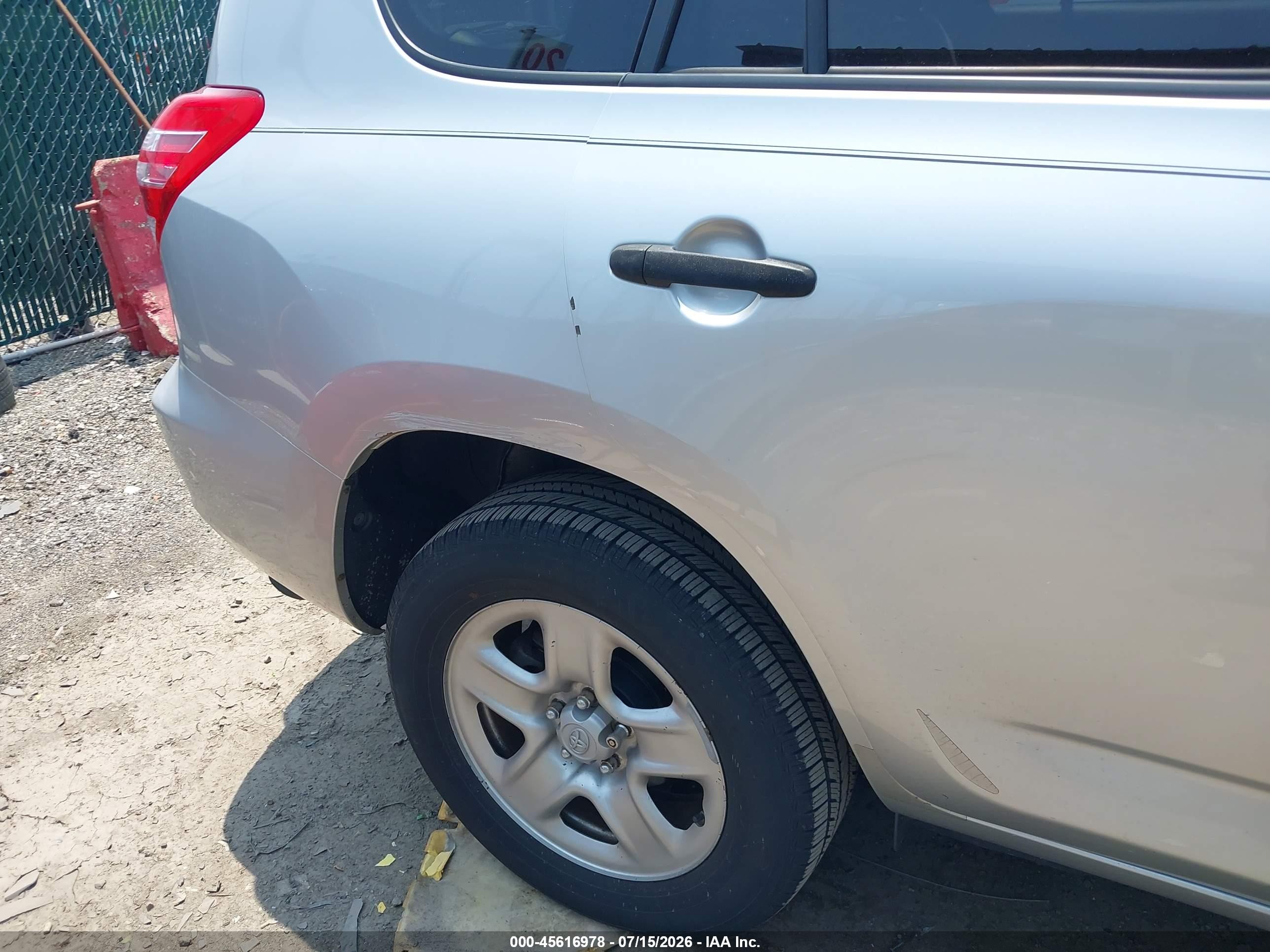 2012 Toyota Rav4   Silver vin: JTMZF4DV8C5046279