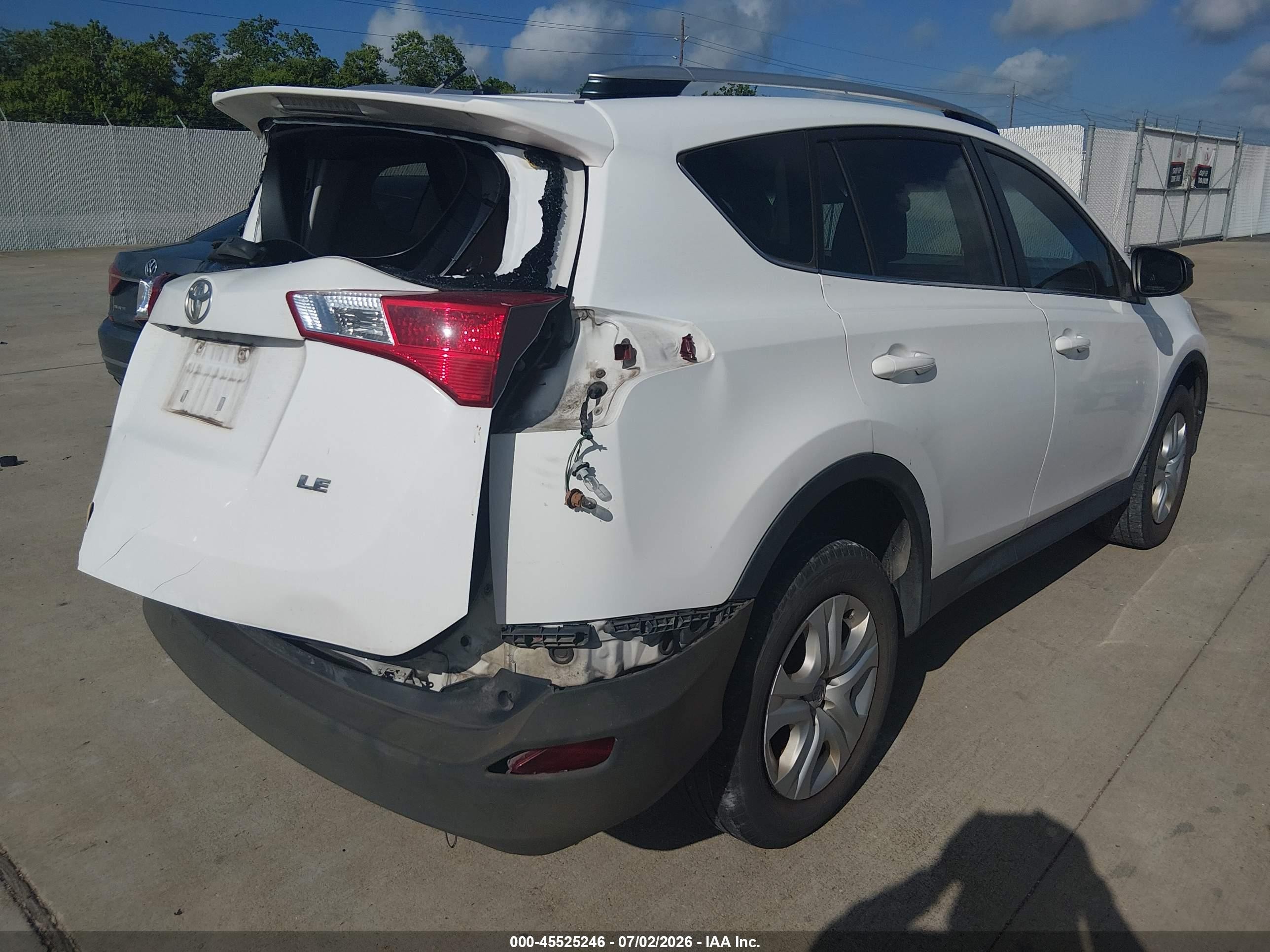 2013 Toyota Rav4 Le White vin: JTMZFREV0DD014073