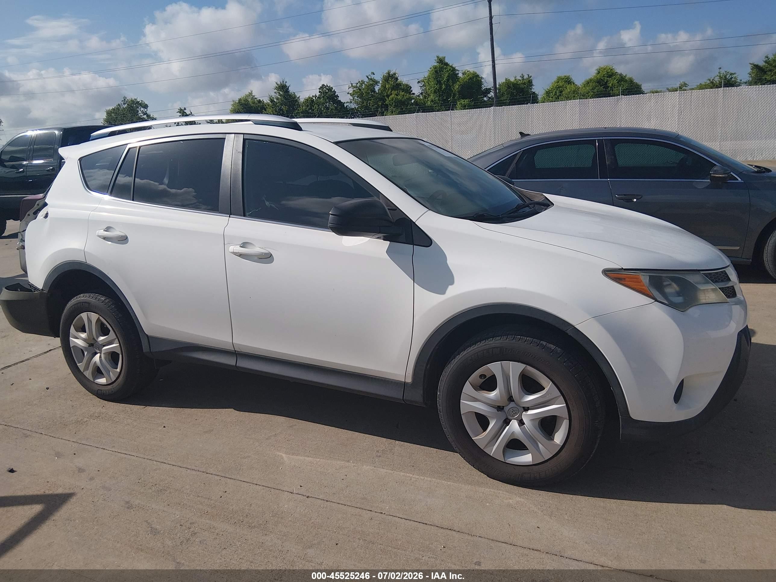 2013 Toyota Rav4 Le White vin: JTMZFREV0DD014073