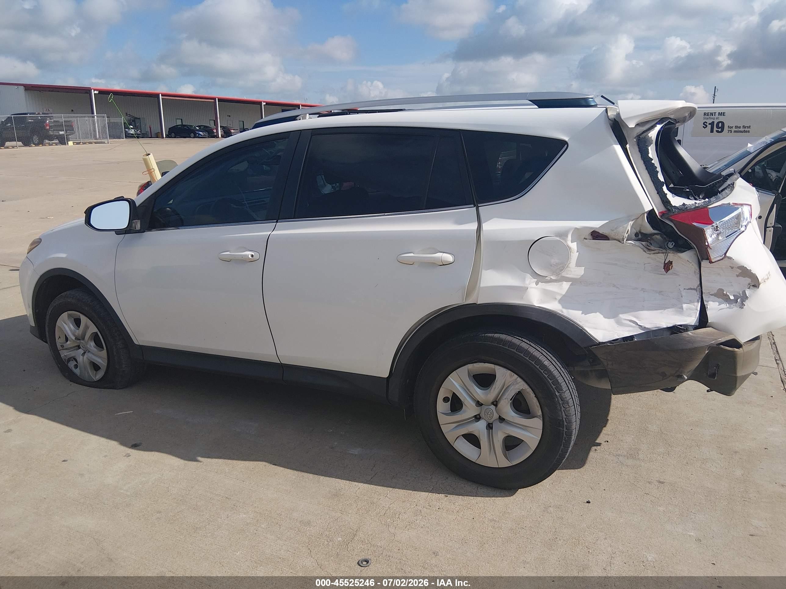 2013 Toyota Rav4 Le White vin: JTMZFREV0DD014073