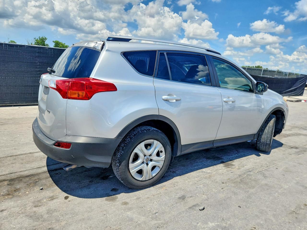 2014 Toyota Rav4 Le Silver vin: JTMZFREV0EJ000872