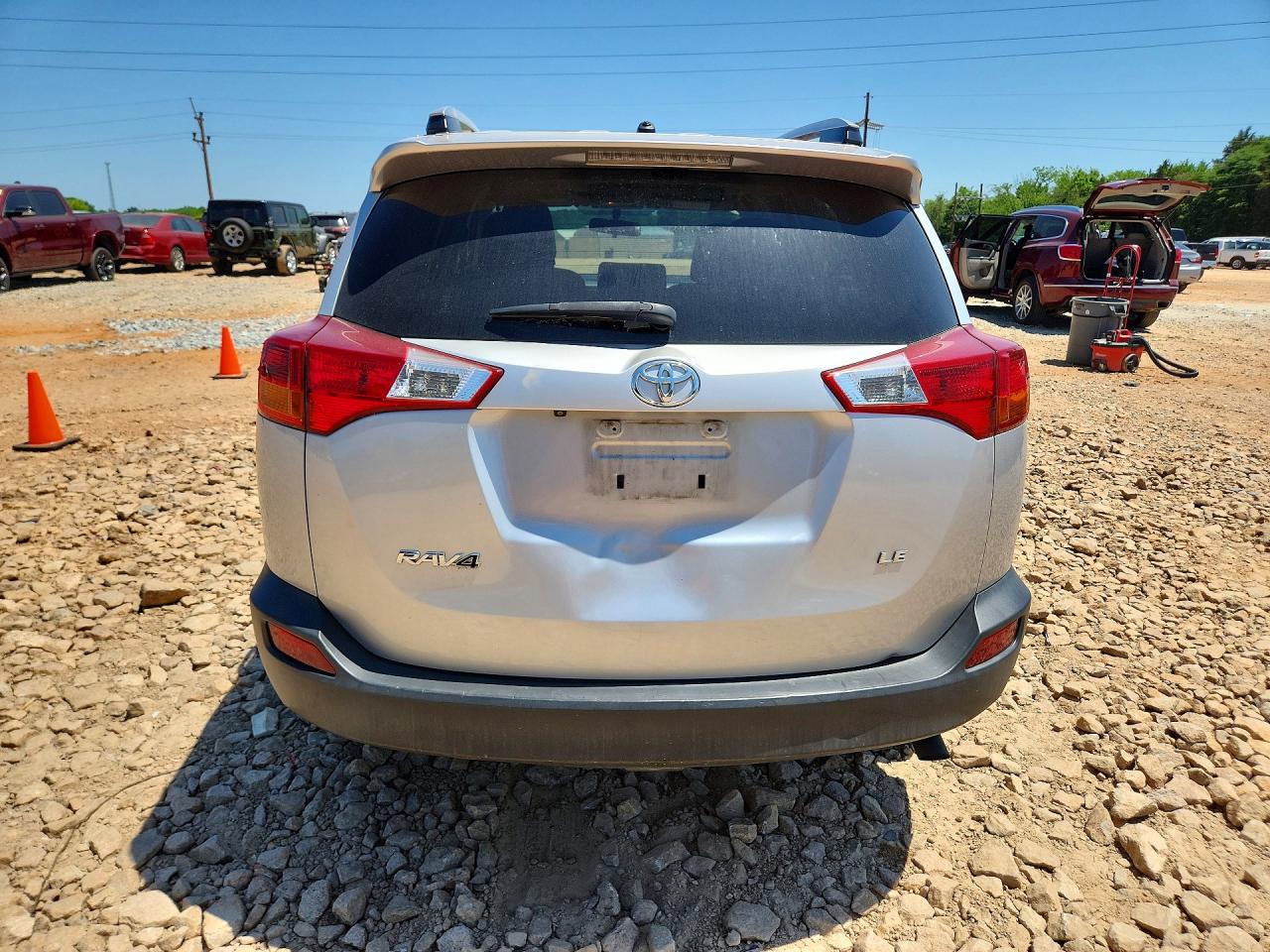 2015 Toyota Rav4 Le Silver vin: JTMZFREV0FD049327