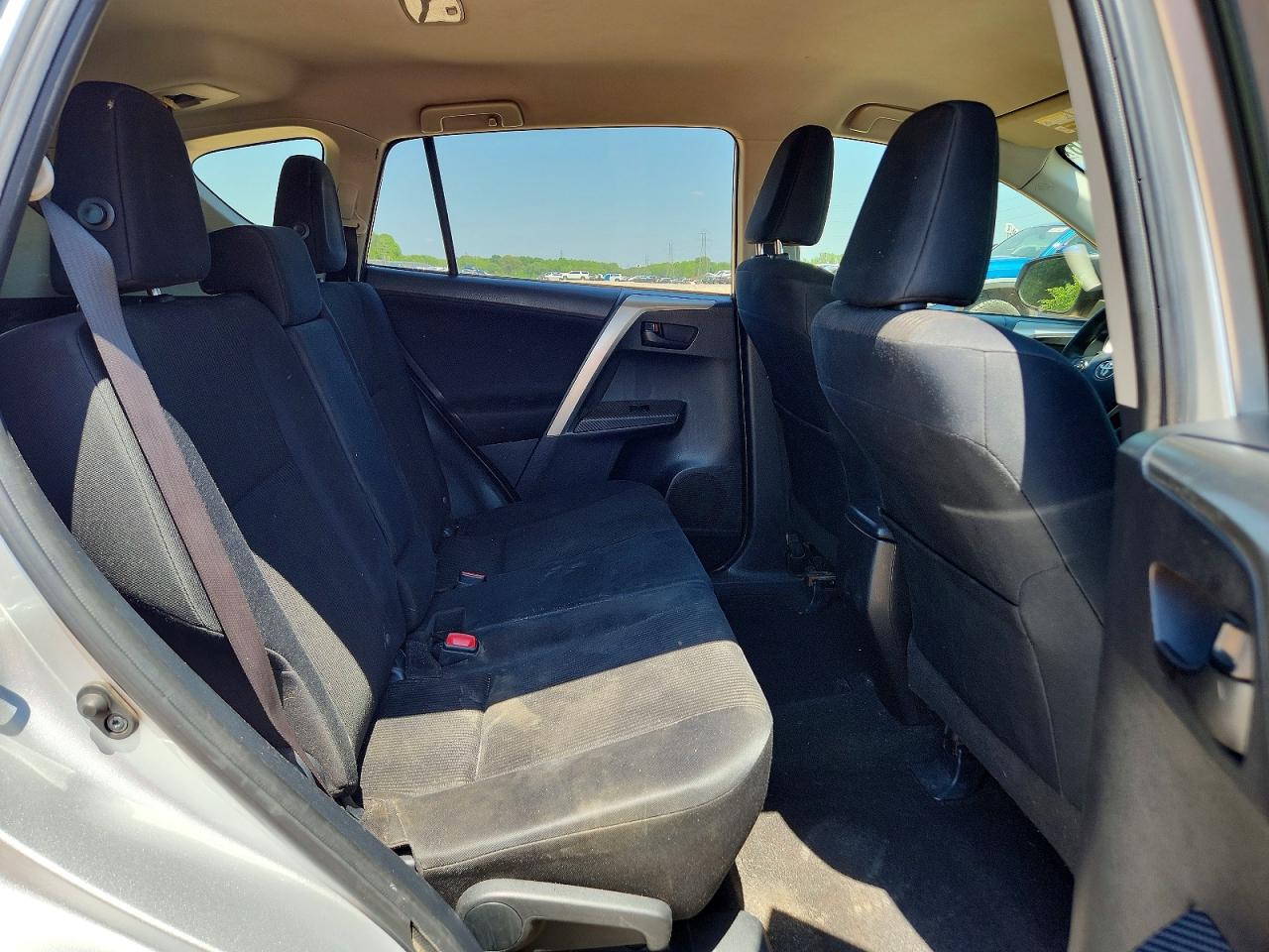 2015 Toyota Rav4 Le Silver vin: JTMZFREV0FD049327