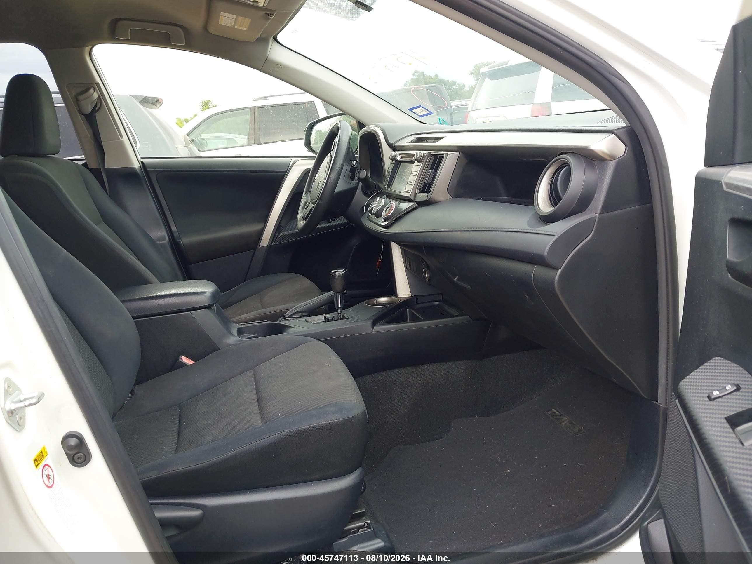 2015 Toyota Rav4 Le White vin: JTMZFREV0FJ051581
