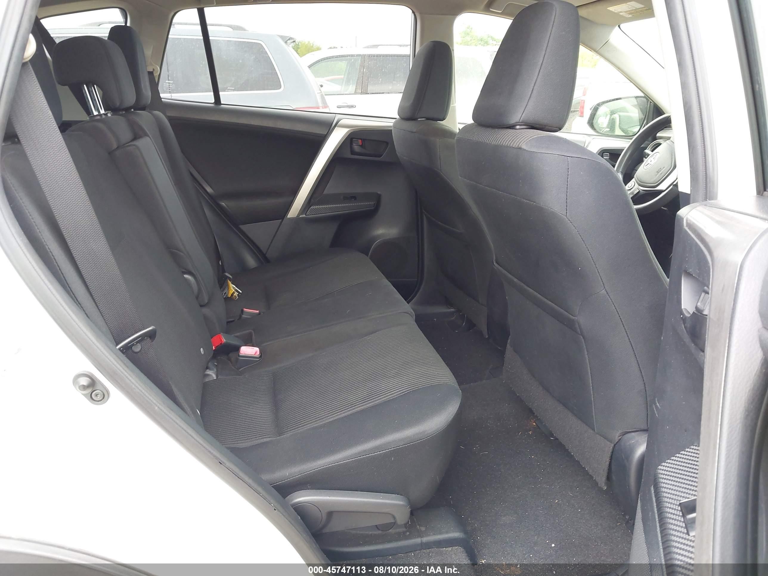 2015 Toyota Rav4 Le White vin: JTMZFREV0FJ051581