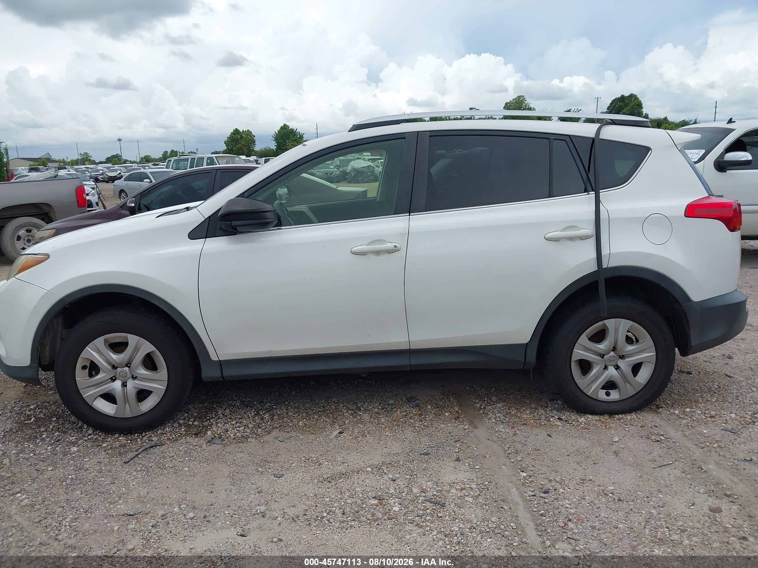 2015 Toyota Rav4 Le White vin: JTMZFREV0FJ051581
